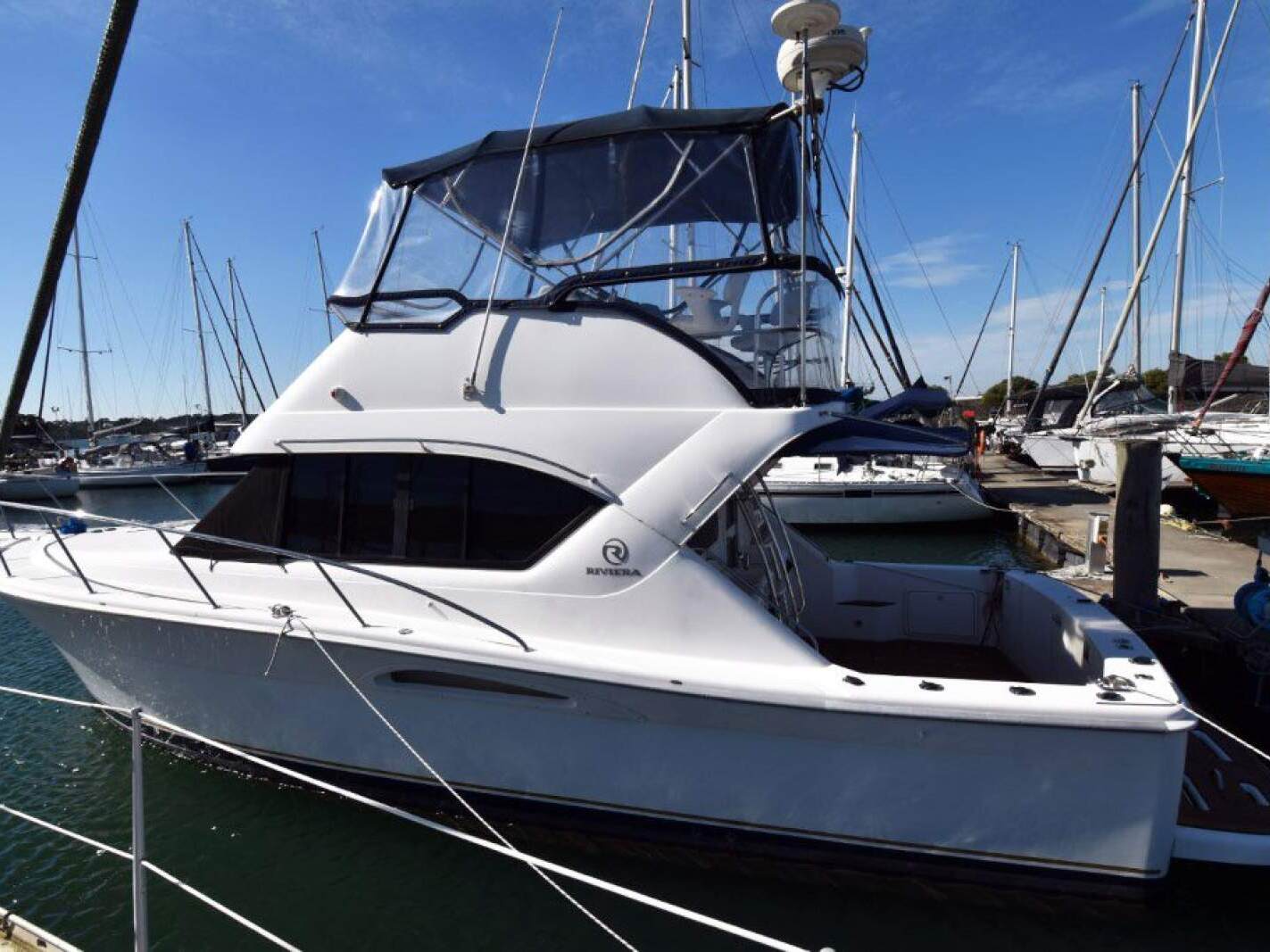 Riviera 3350 Flybridge 0 01