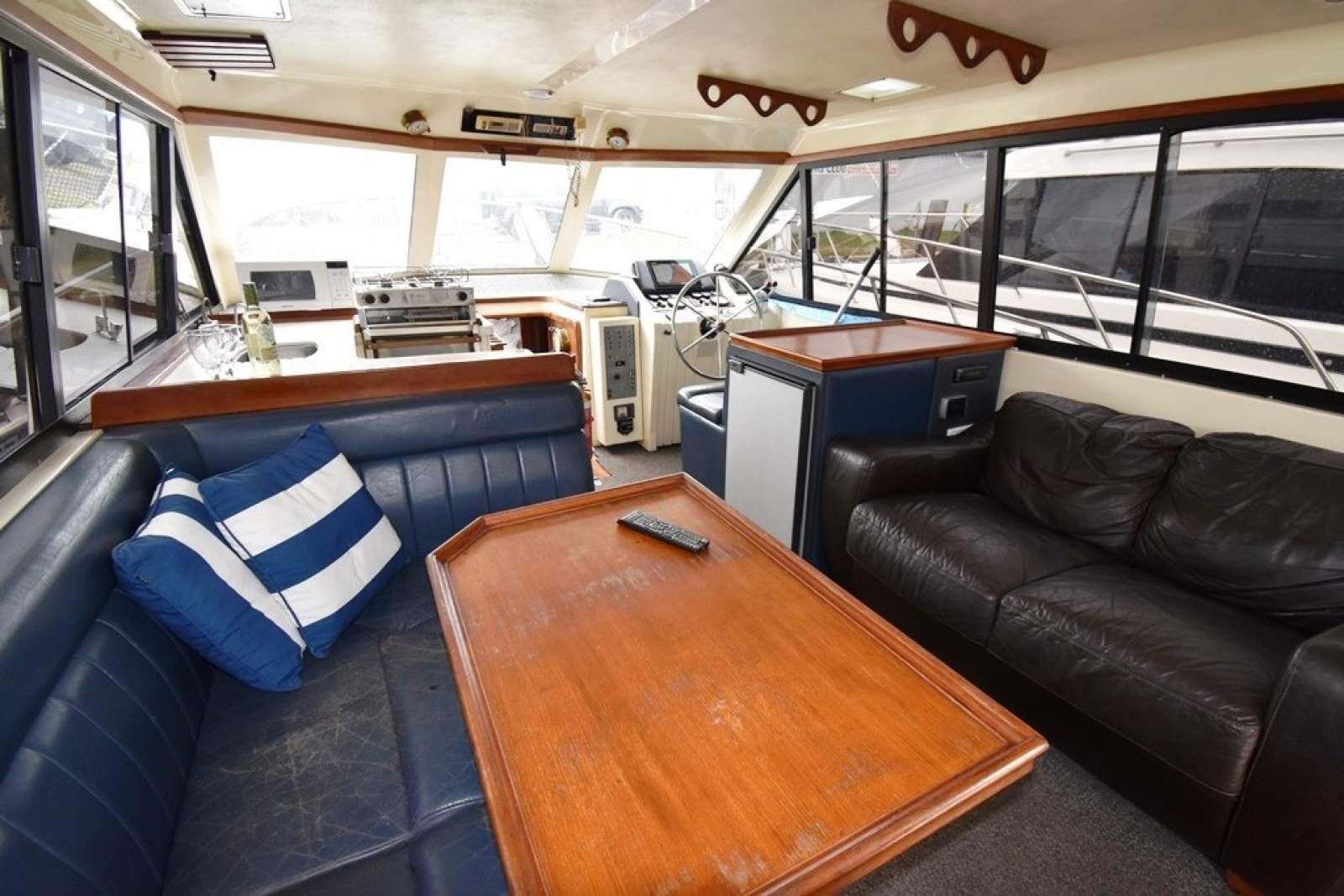 Mustang 3800 Flybridge Cruiser 1995 01