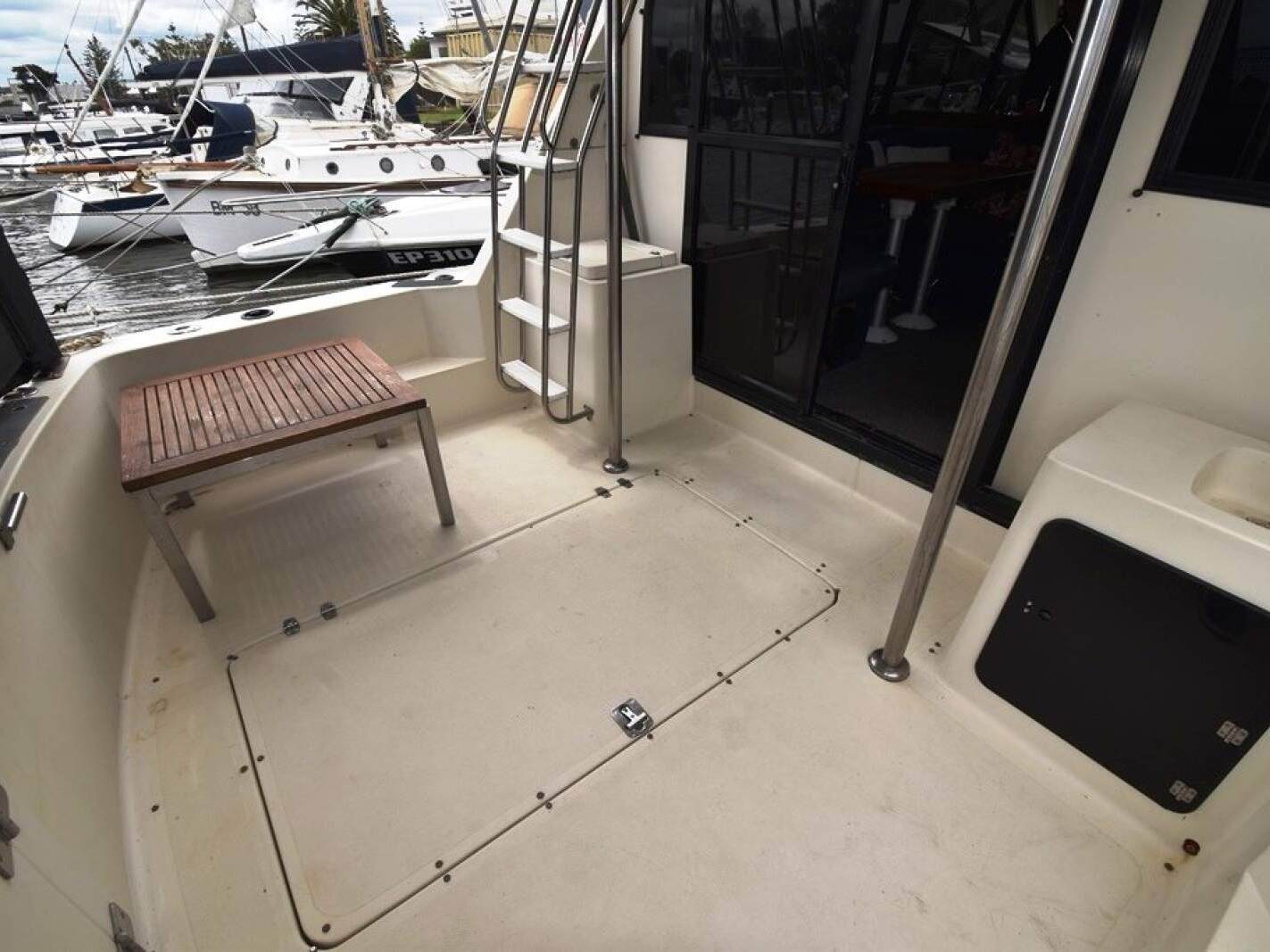 Mustang 3800 Flybridge Cruiser 1995 14