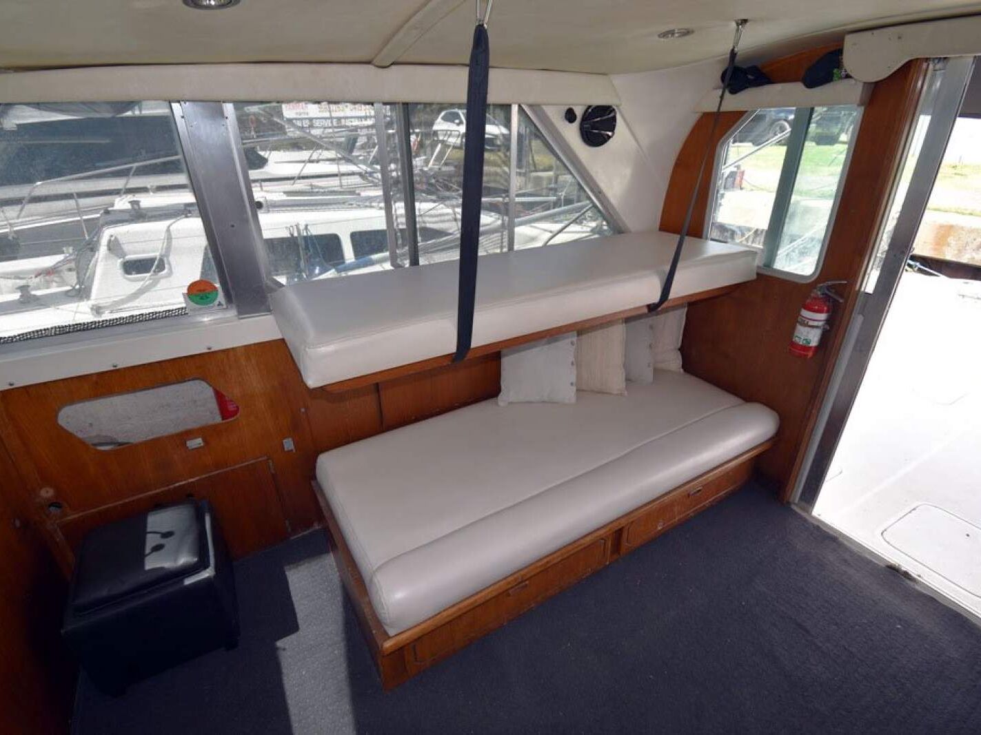 Bertram 35 Flybridge 0 08