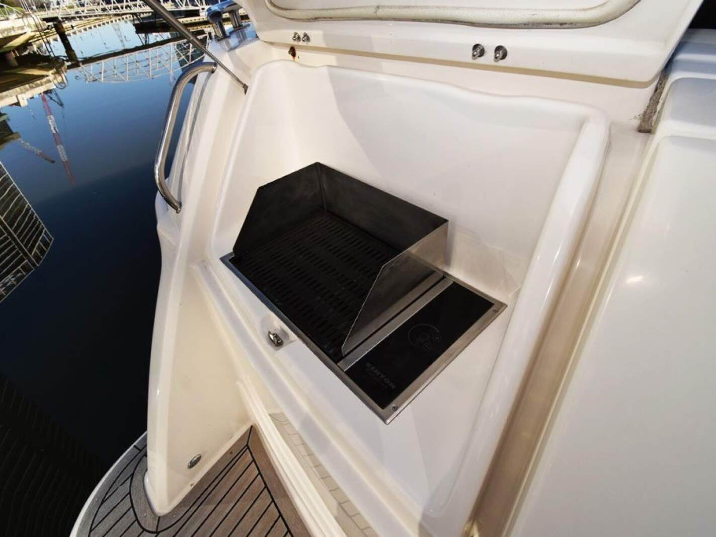 Riviera 5000 Sport Yacht 2011 30