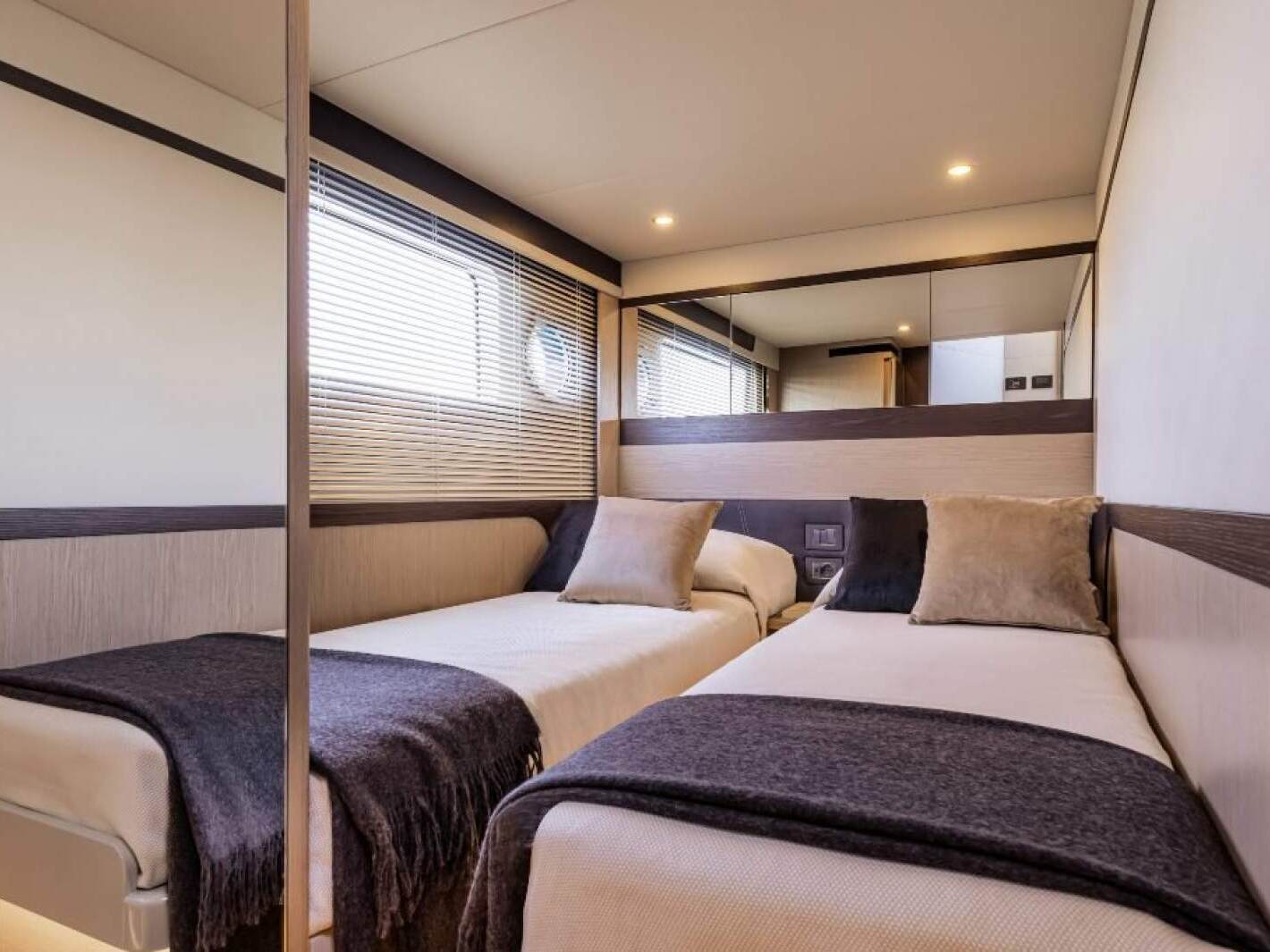 Absolute 48 Coupe 0 06