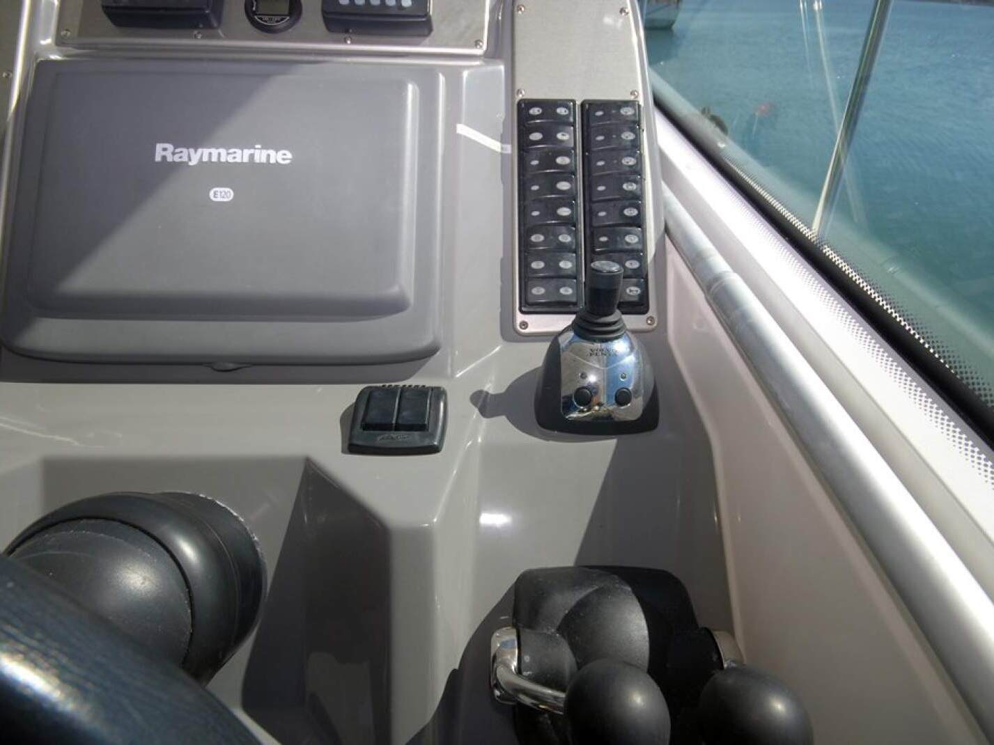 Cruisers Yachts 390 Express Coupe 0 11