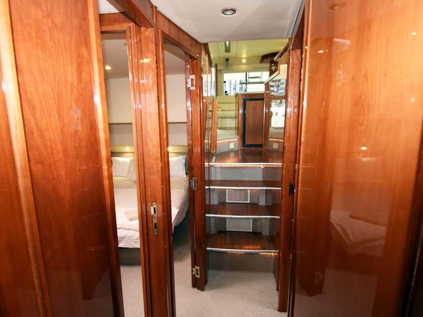 Riviera 47 Enclosed Flybridge 0 17