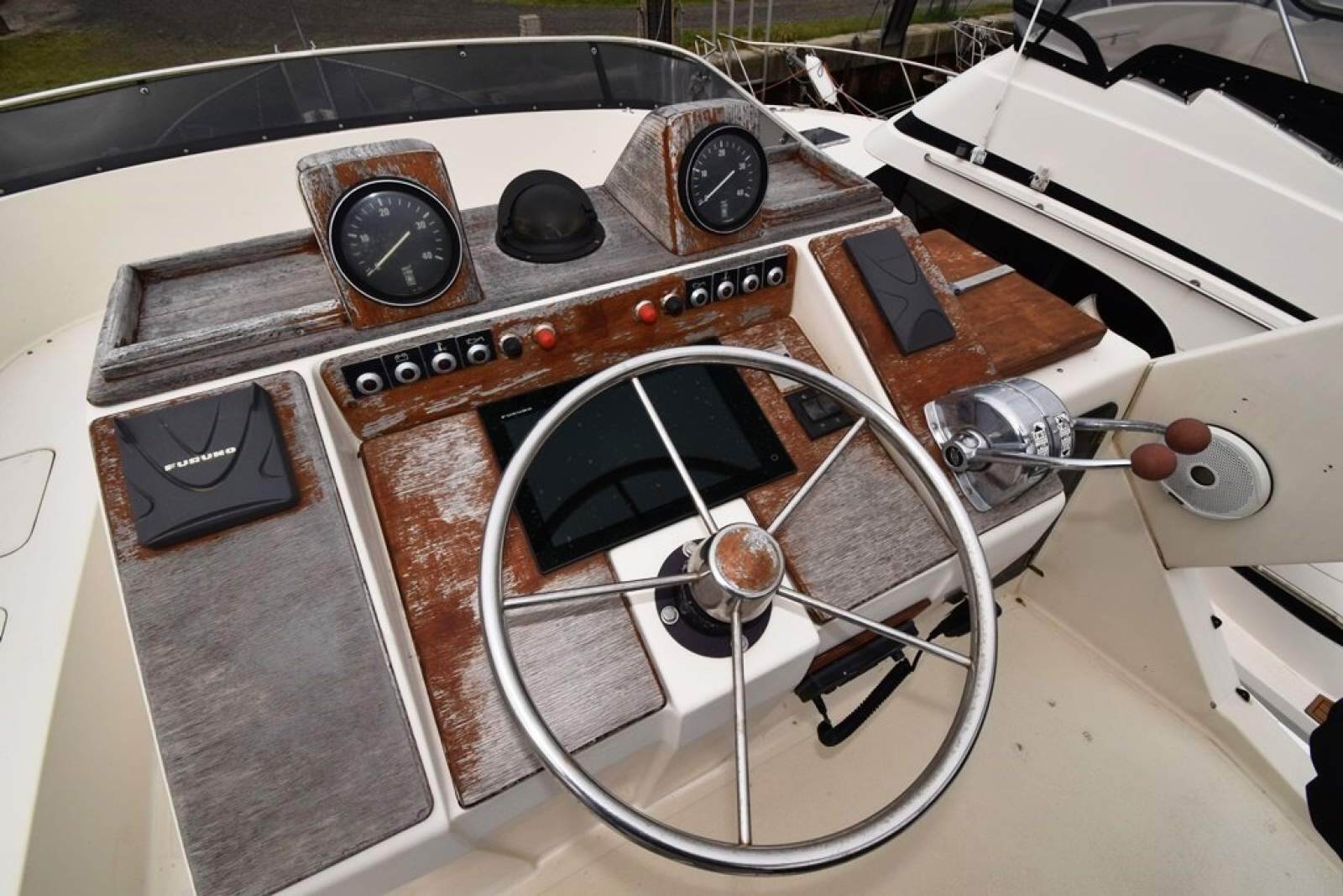 Mustang 3800 Flybridge Cruiser 1995 12