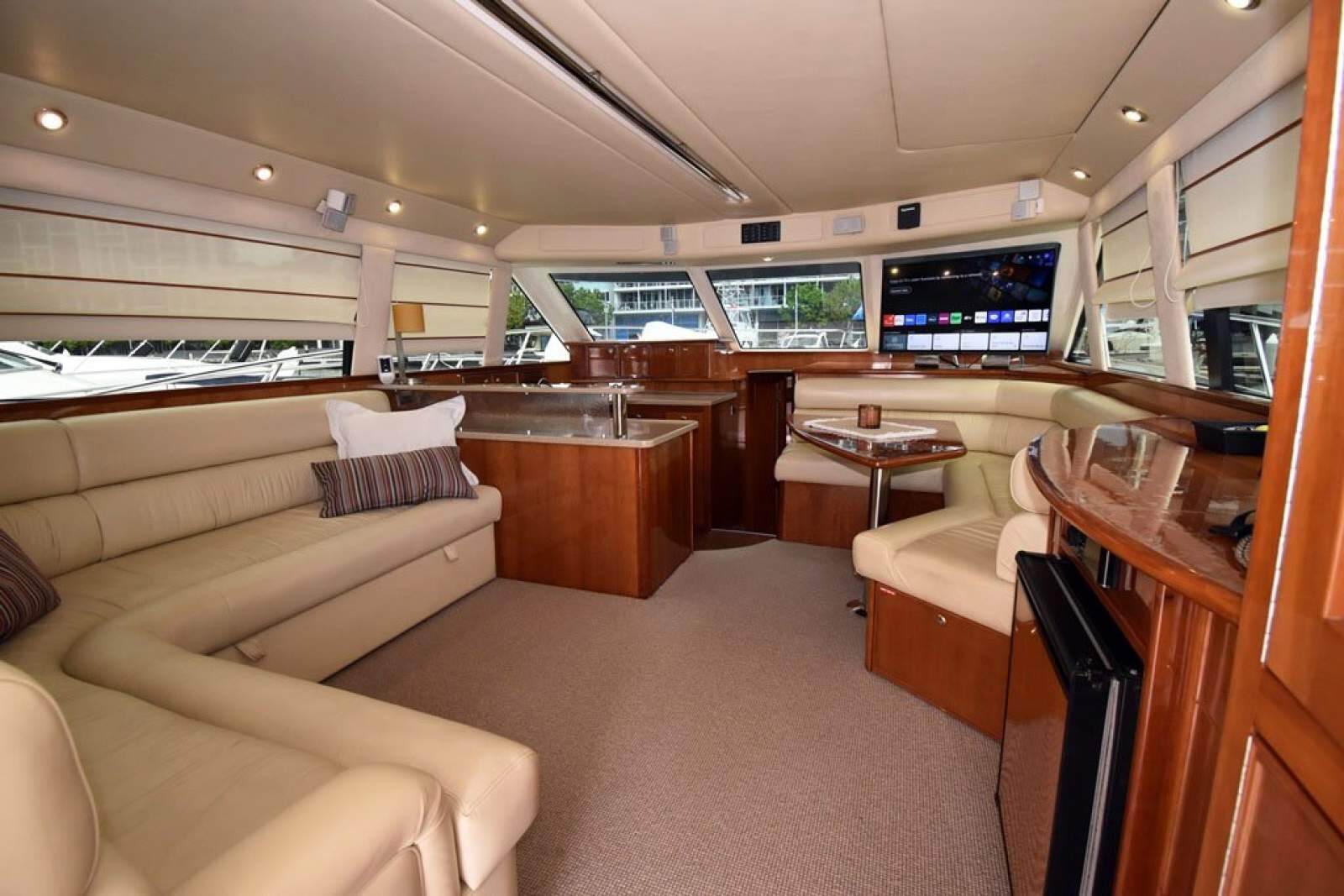 Riviera 47 Enclosed Flybridge 0 04