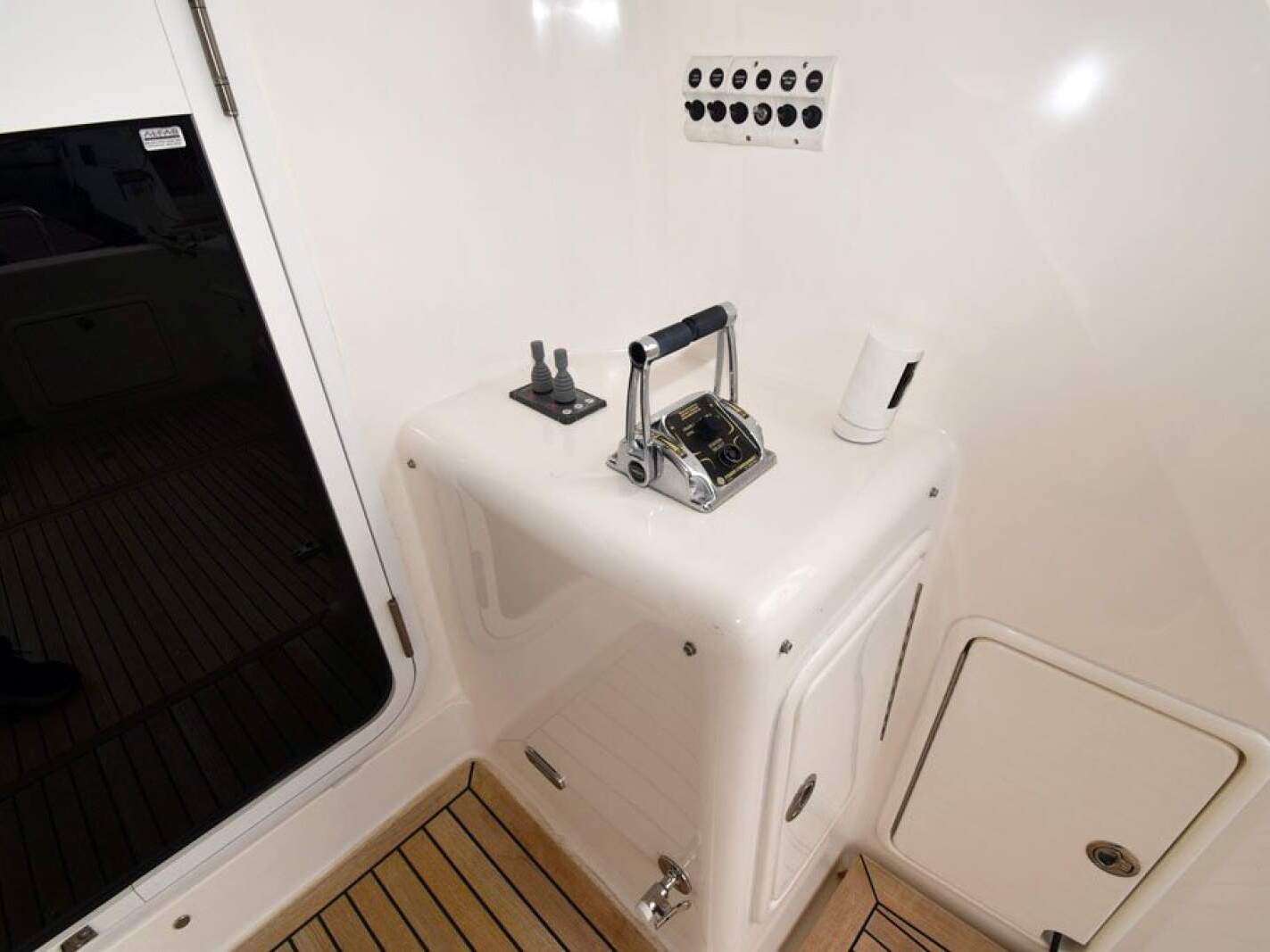 Riviera 47 Enclosed Flybridge 0 19