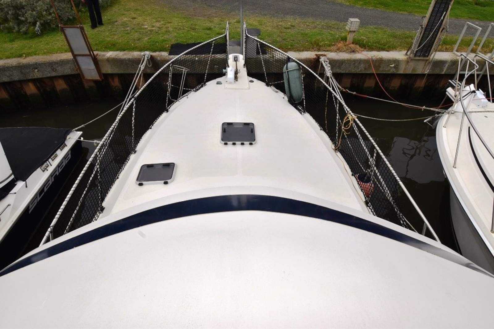 Mustang 3800 Flybridge Cruiser 1995 15