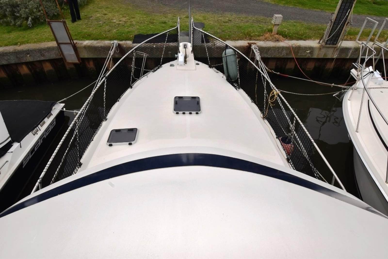 Mustang 3800 Flybridge Cruiser 1995 15