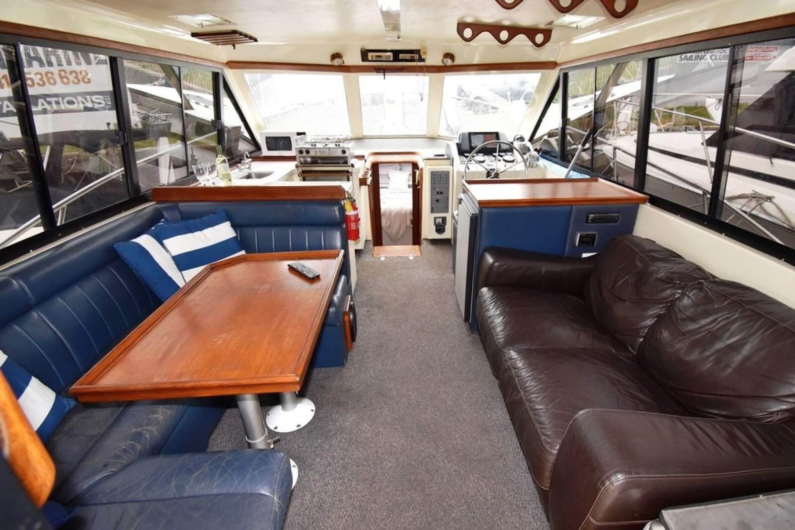 Mustang 3800 Flybridge Cruiser 1995 04