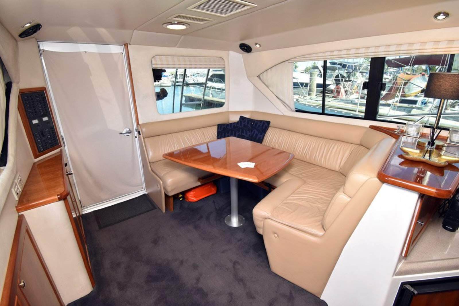Riviera 3350 Flybridge 0 09