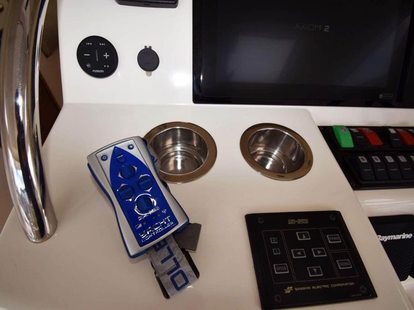 Riviera 47 Enclosed Flybridge 0 23