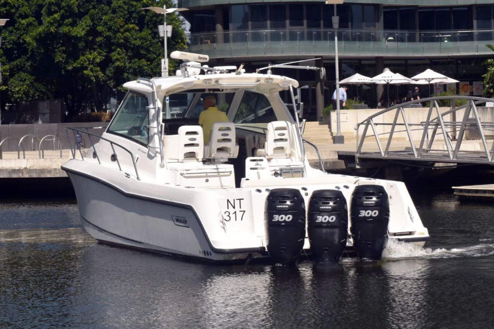 Boston Whaler 345 Conquest 0 01