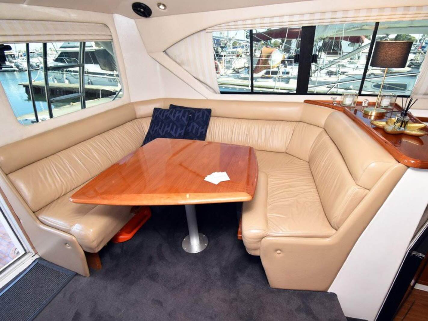 Riviera 3350 Flybridge 0 05