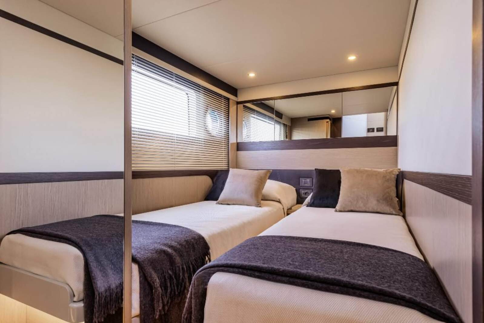 Absolute 48 Coupe 0 06