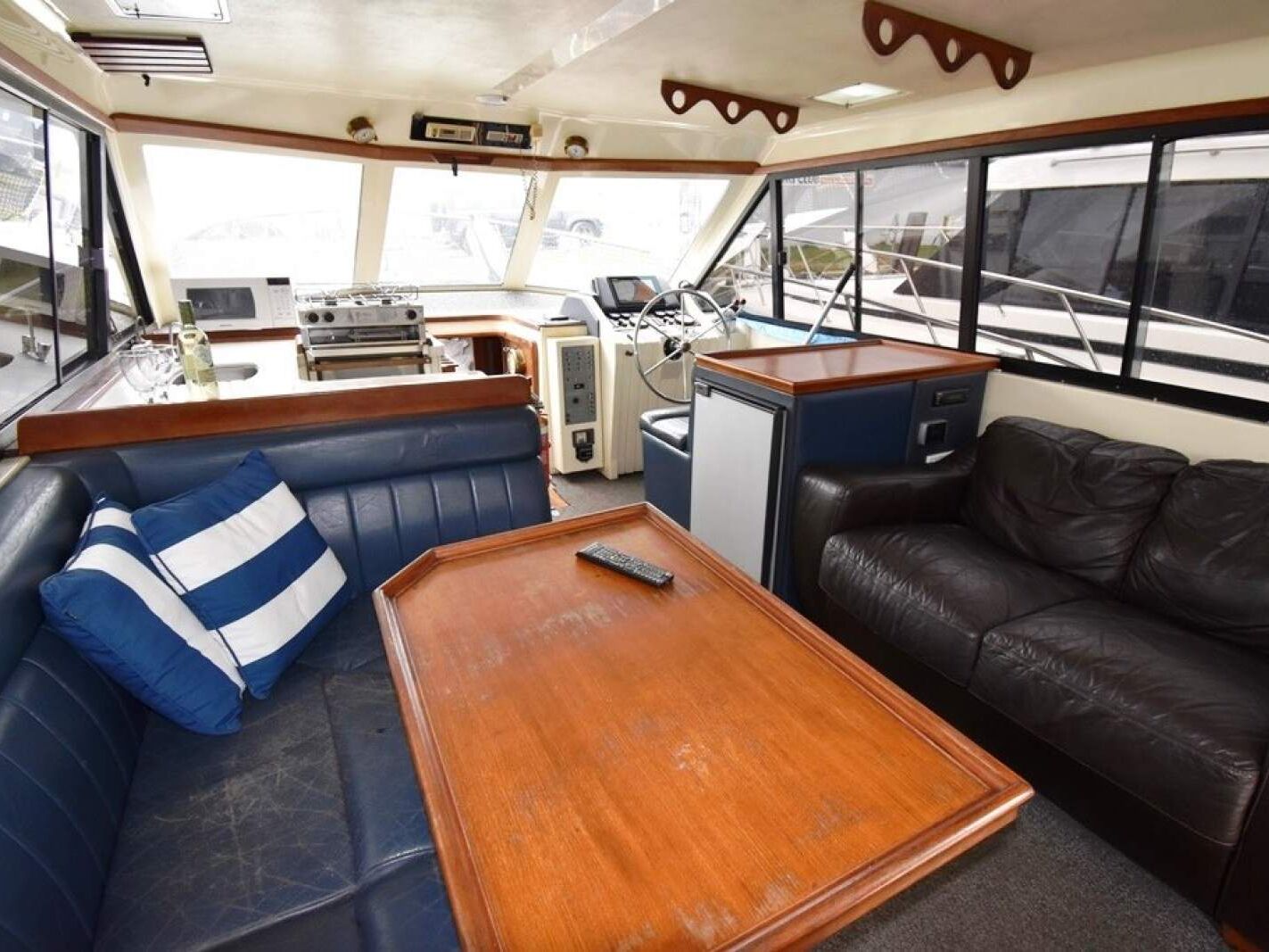 Mustang 3800 Flybridge Cruiser 1995 01