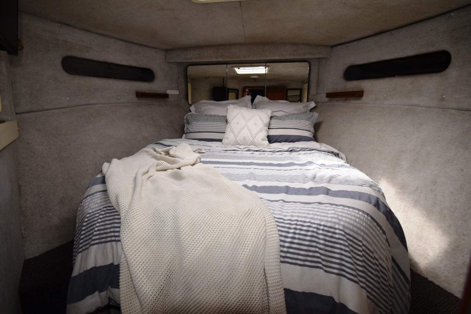 Mustang 3800 Flybridge Cruiser 1995 07