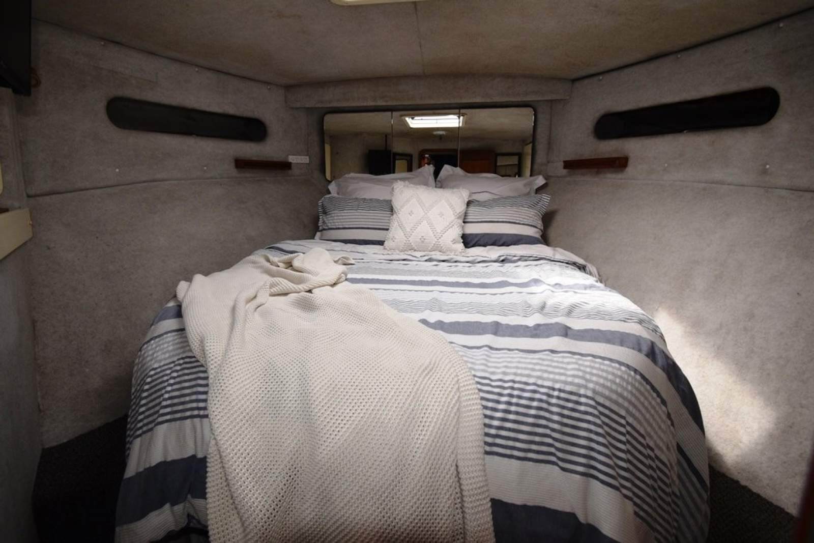 Mustang 3800 Flybridge Cruiser 1995 07