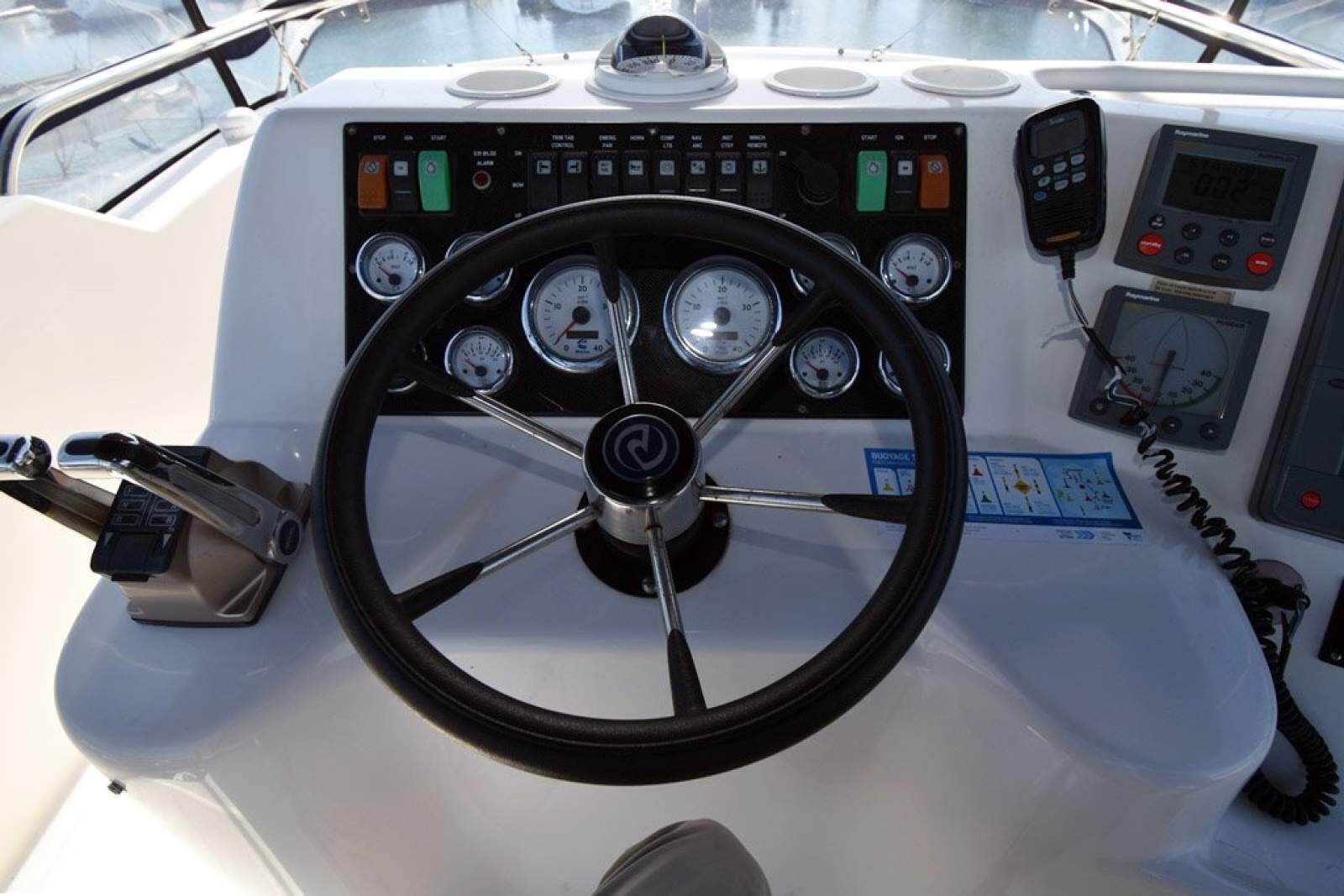 Riviera 3350 Flybridge 0 24