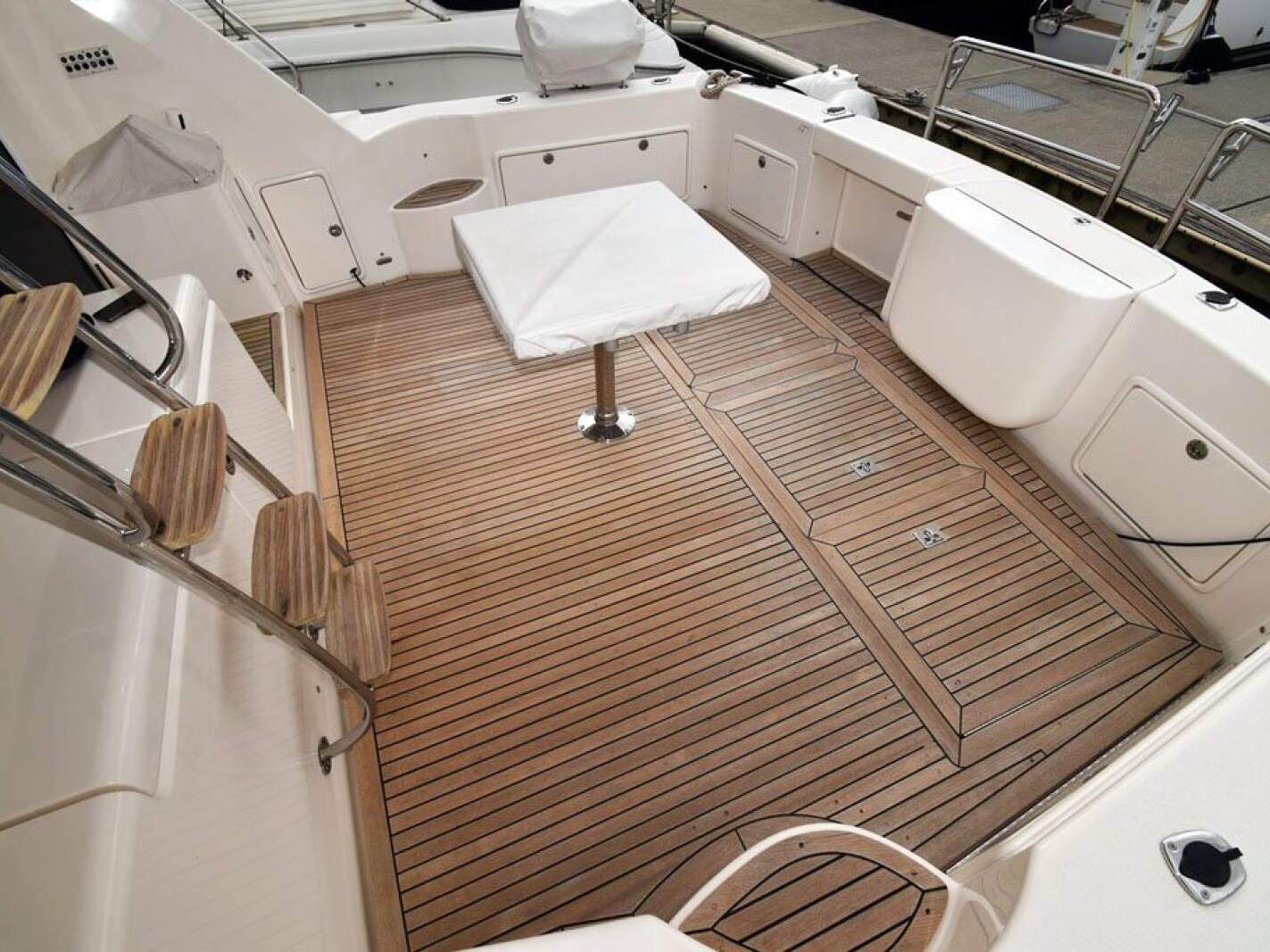 Riviera 47 Enclosed Flybridge 0 25