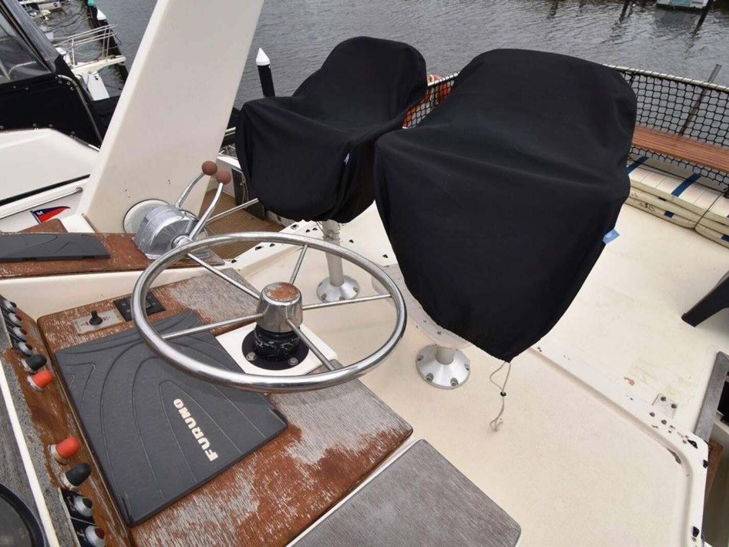 Mustang 3800 Flybridge Cruiser 1995 11