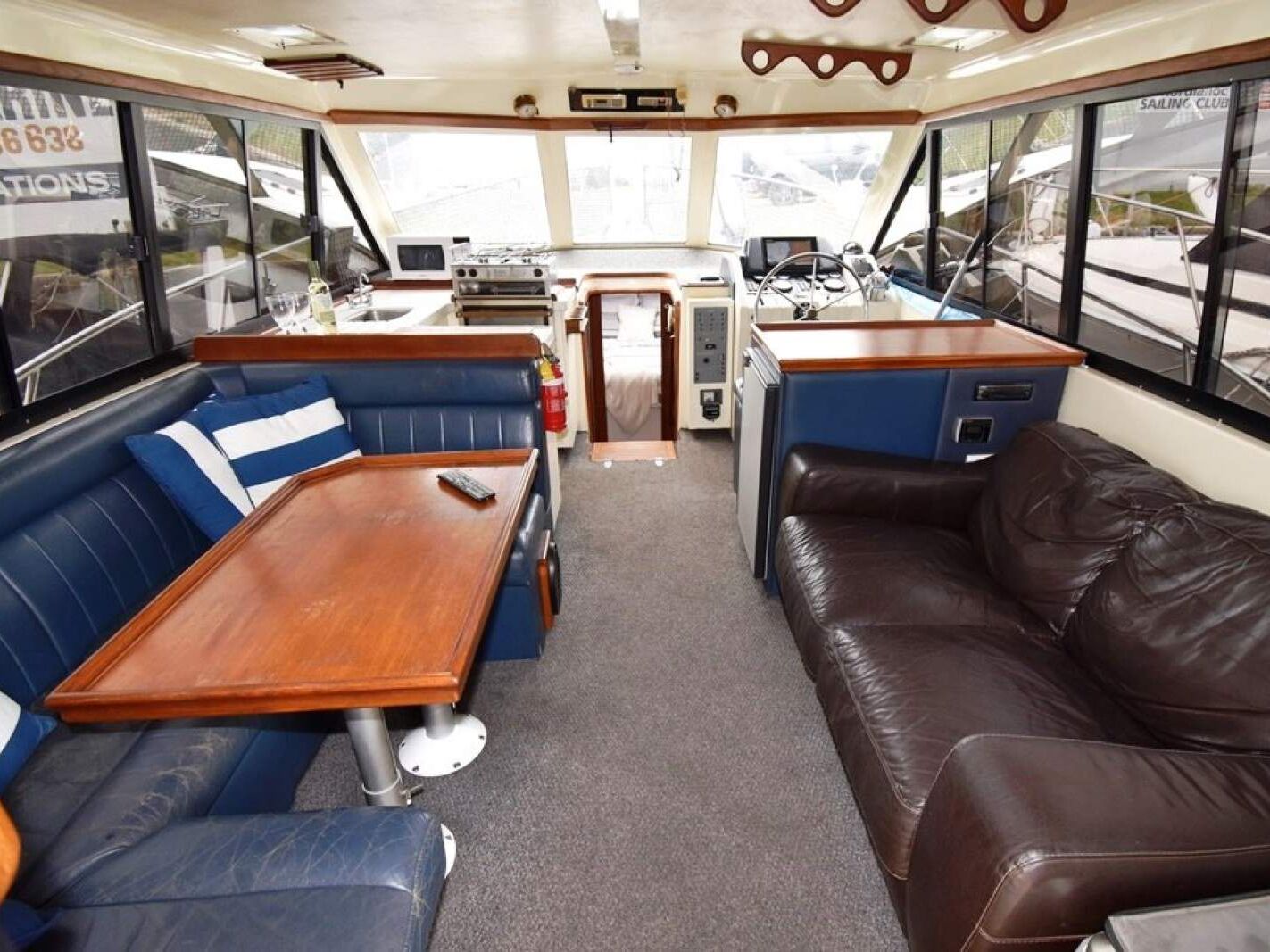 Mustang 3800 Flybridge Cruiser 1995 04