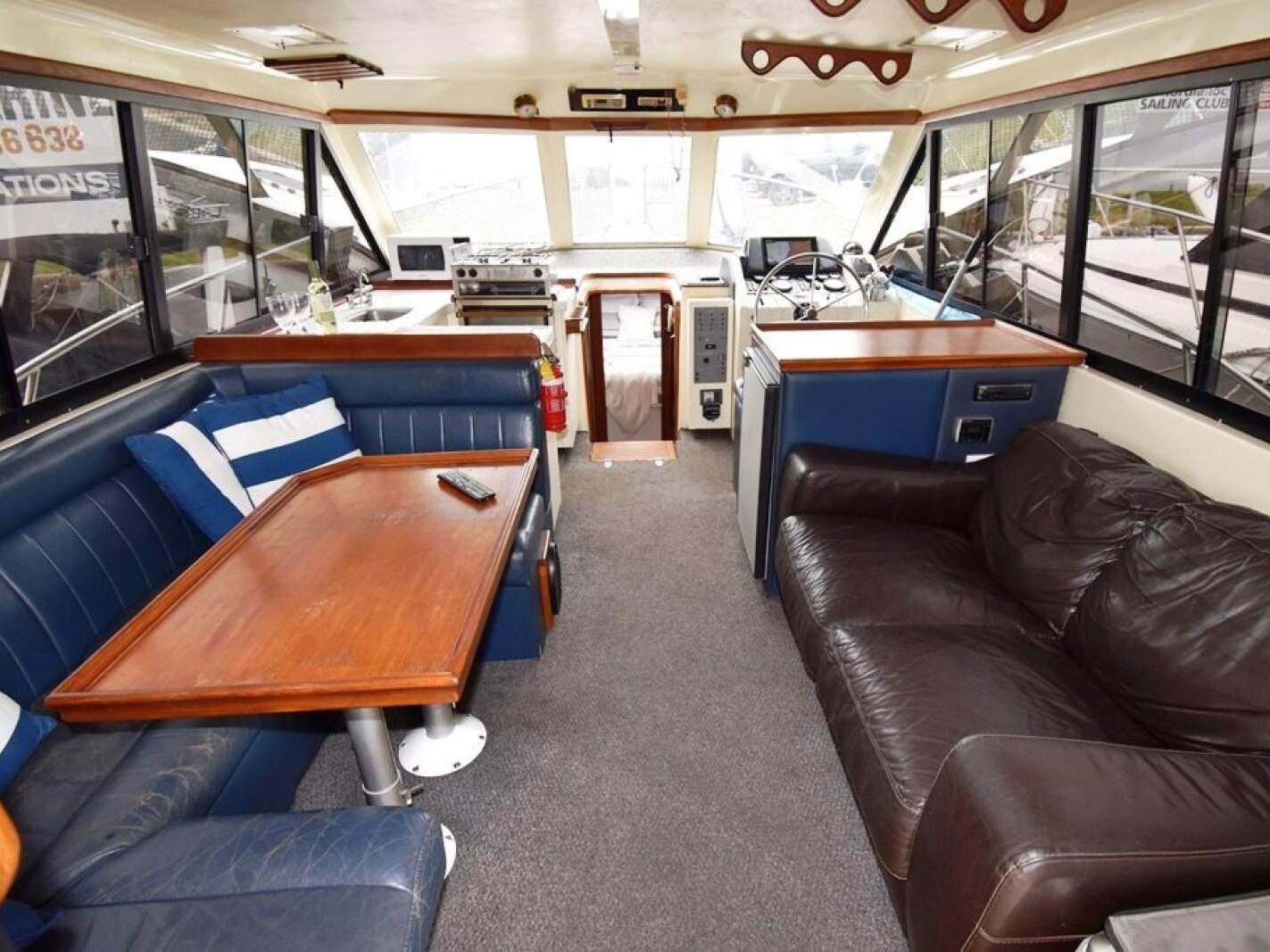 Mustang 3800 Flybridge Cruiser 1995 04