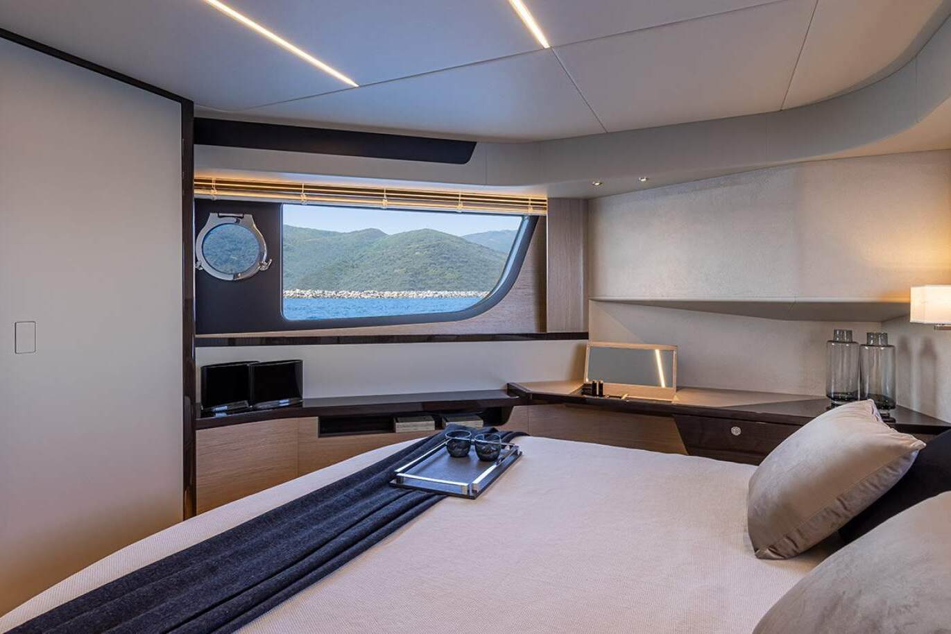 Absolute 48 Coupe 0 07