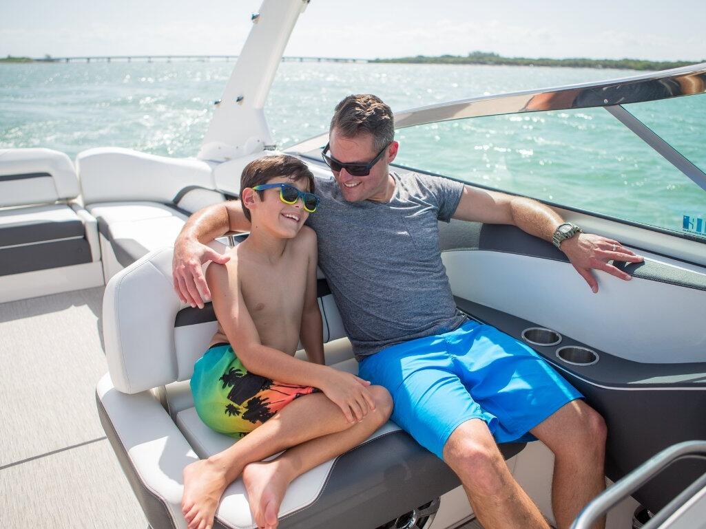 Regal 3300 Bowrider 0 10