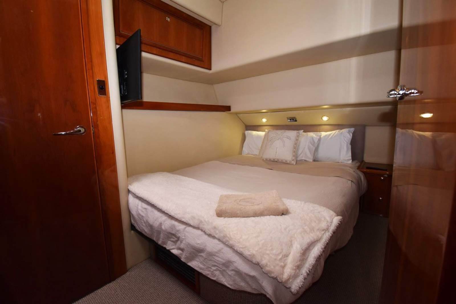 Riviera 47 Enclosed Flybridge 0 11