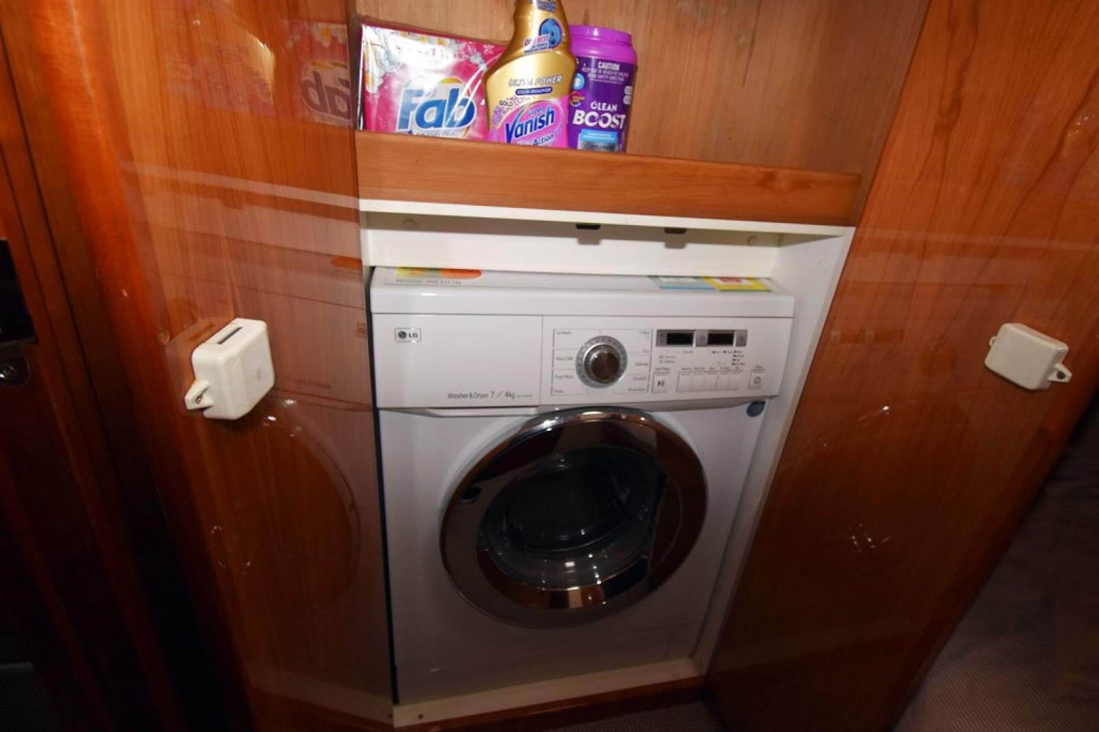 Riviera 47 Enclosed Flybridge 0 16