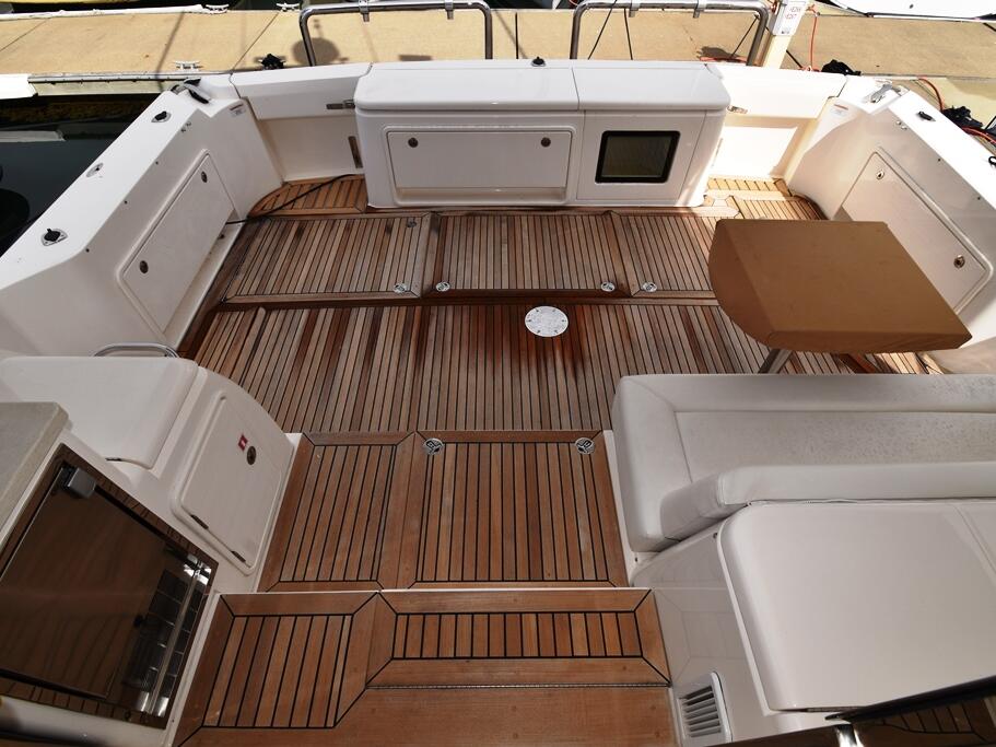 Riviera 50 Enclosed Flybridge 0 22