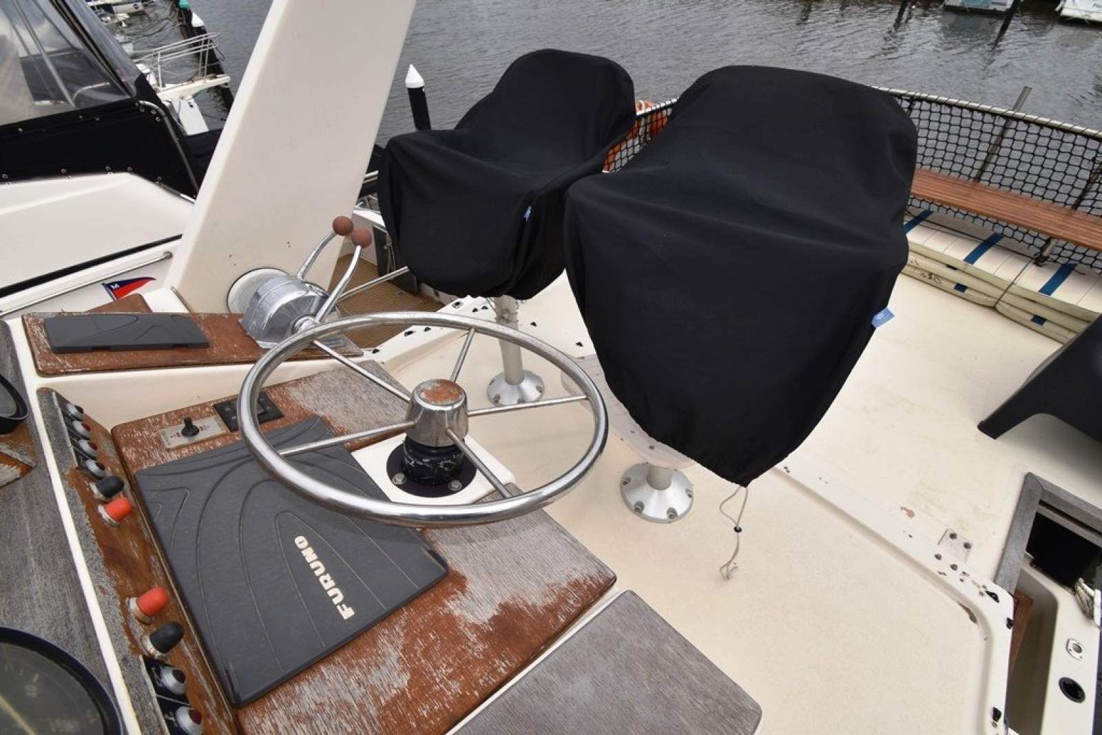 Mustang 3800 Flybridge Cruiser 1995 11