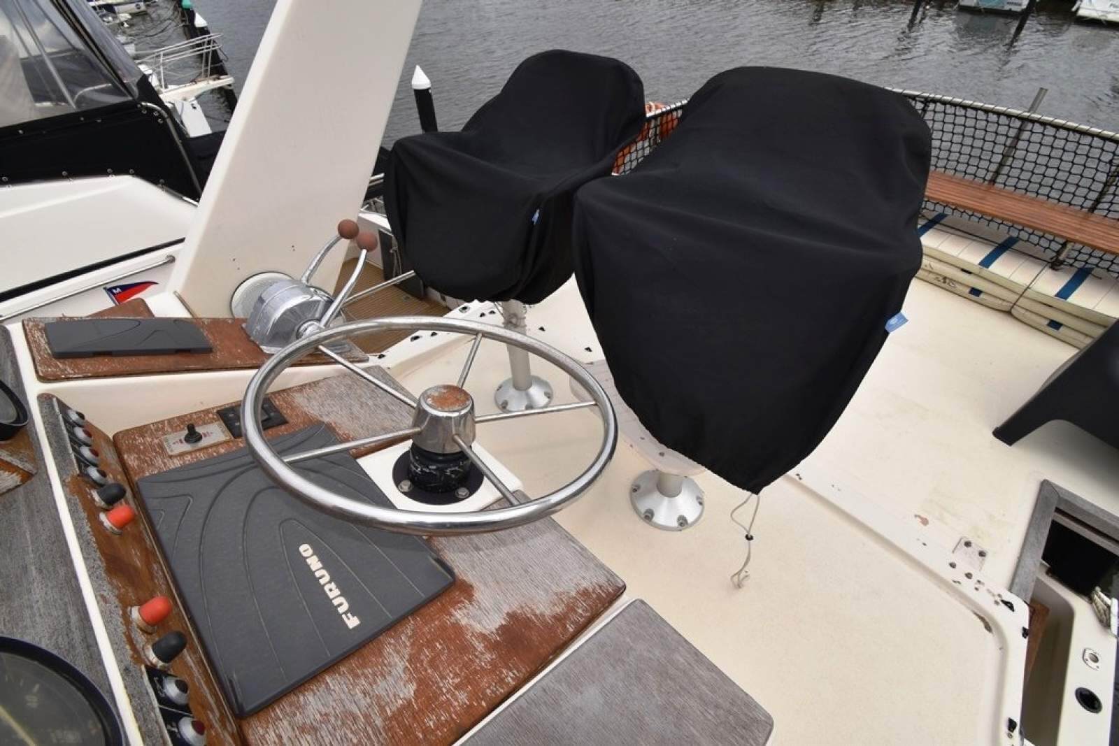 Mustang 3800 Flybridge Cruiser 1995 11