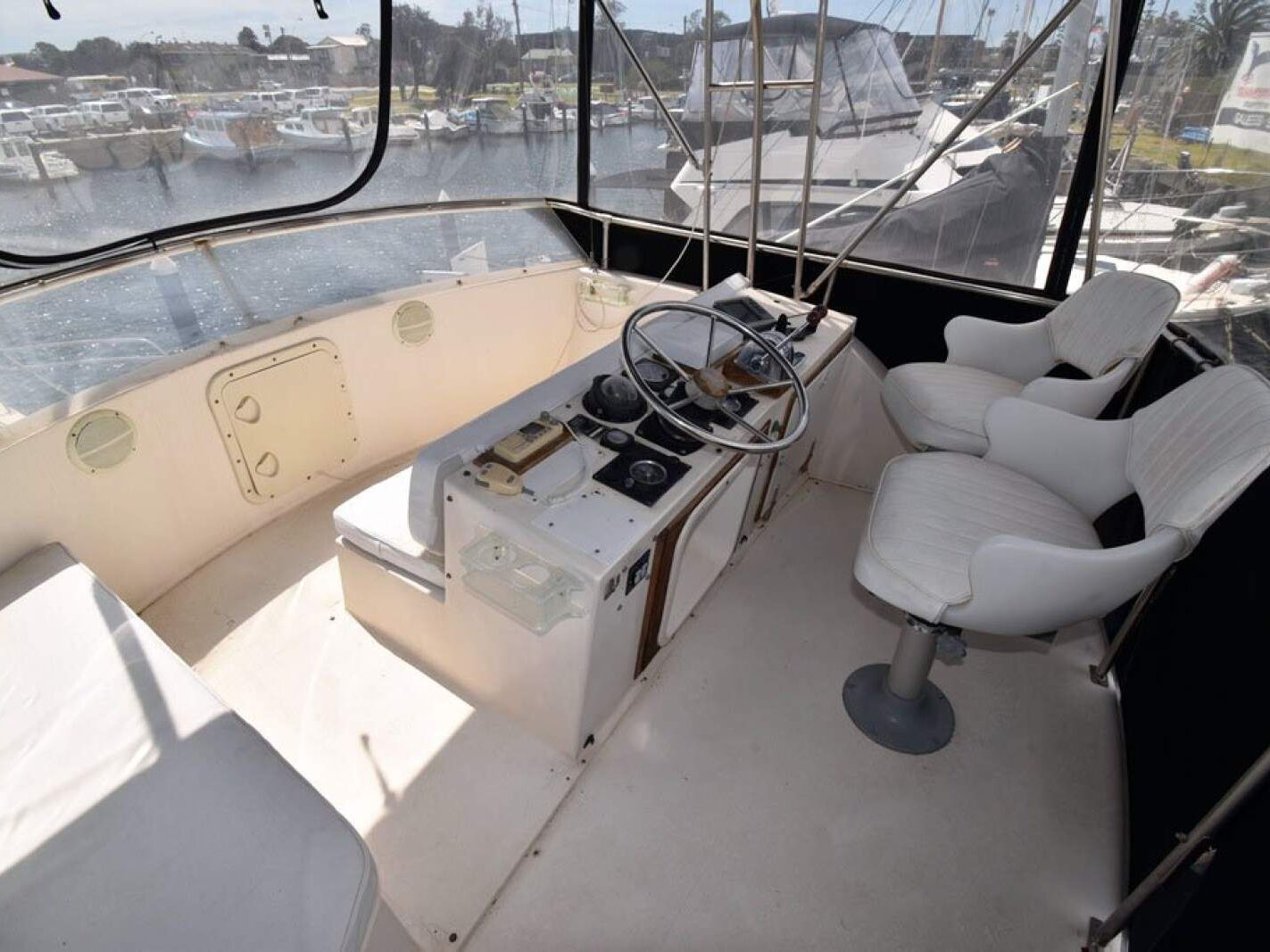 Bertram 35 Flybridge 0 11
