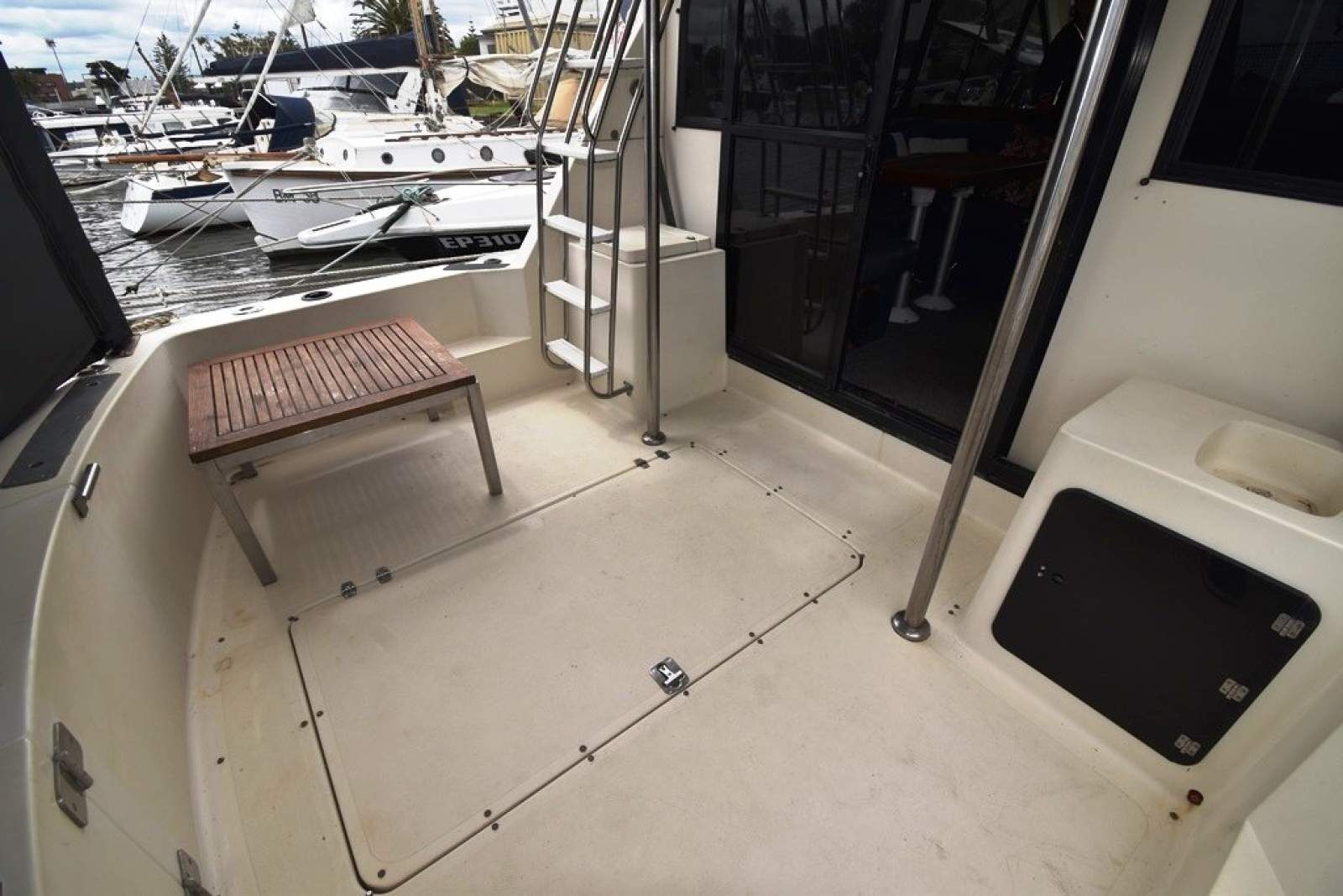 Mustang 3800 Flybridge Cruiser 1995 14