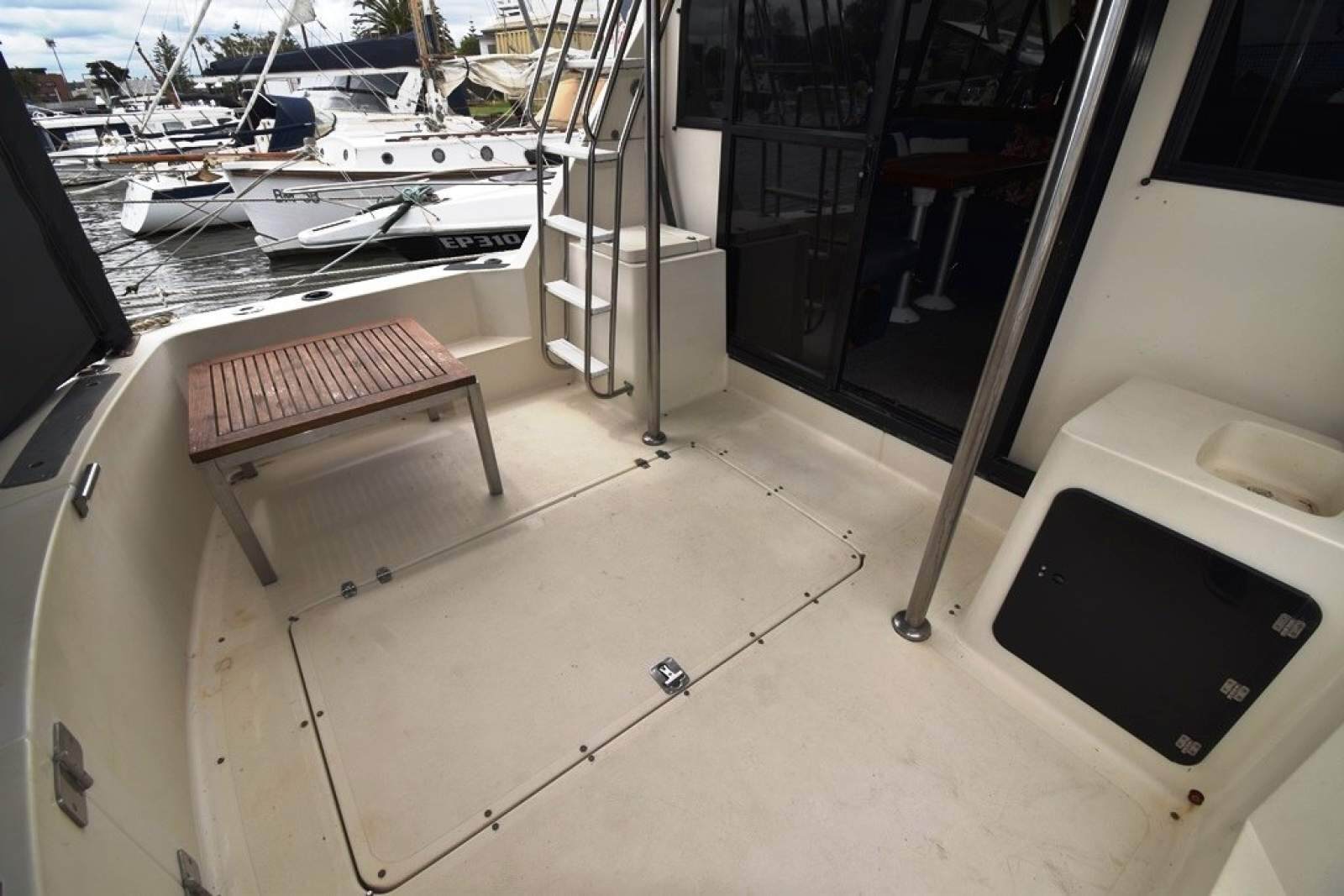 Mustang 3800 Flybridge Cruiser 1995 14