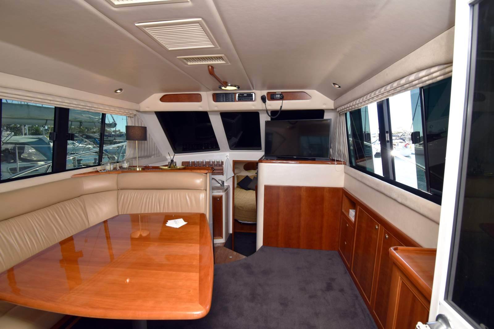 Riviera 3350 Flybridge 0 03