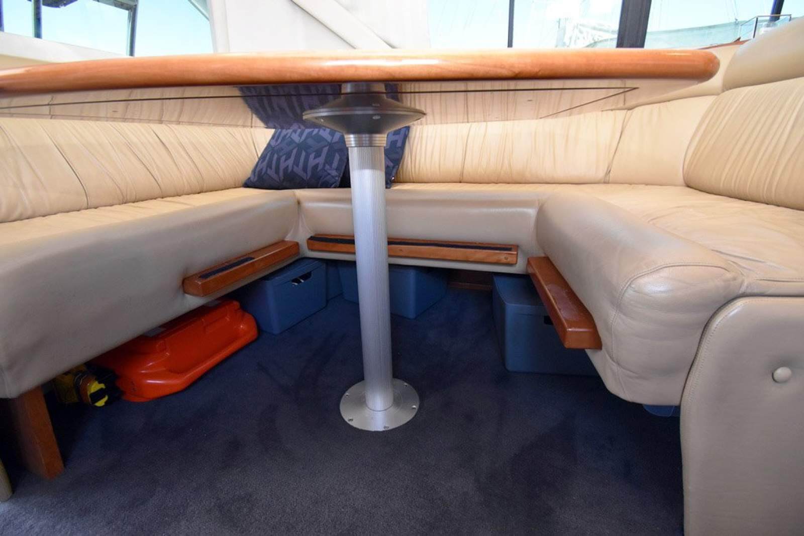 Riviera 3350 Flybridge 0 16