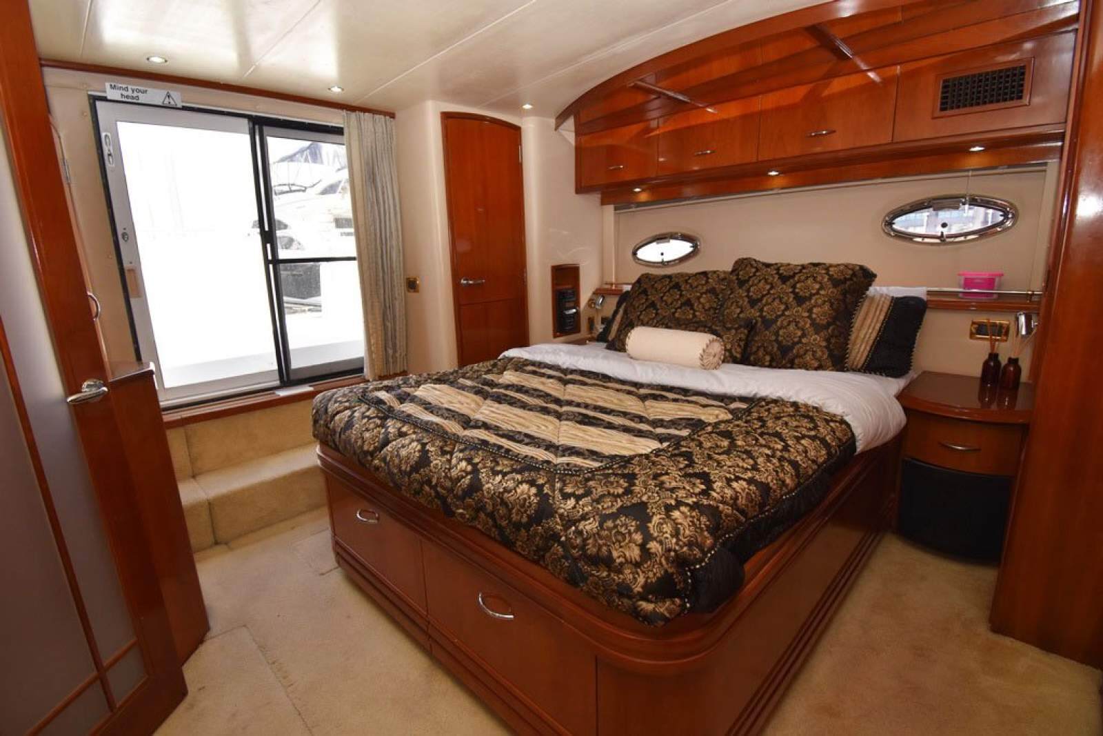 Carver 564 Motor Yacht 2003 08