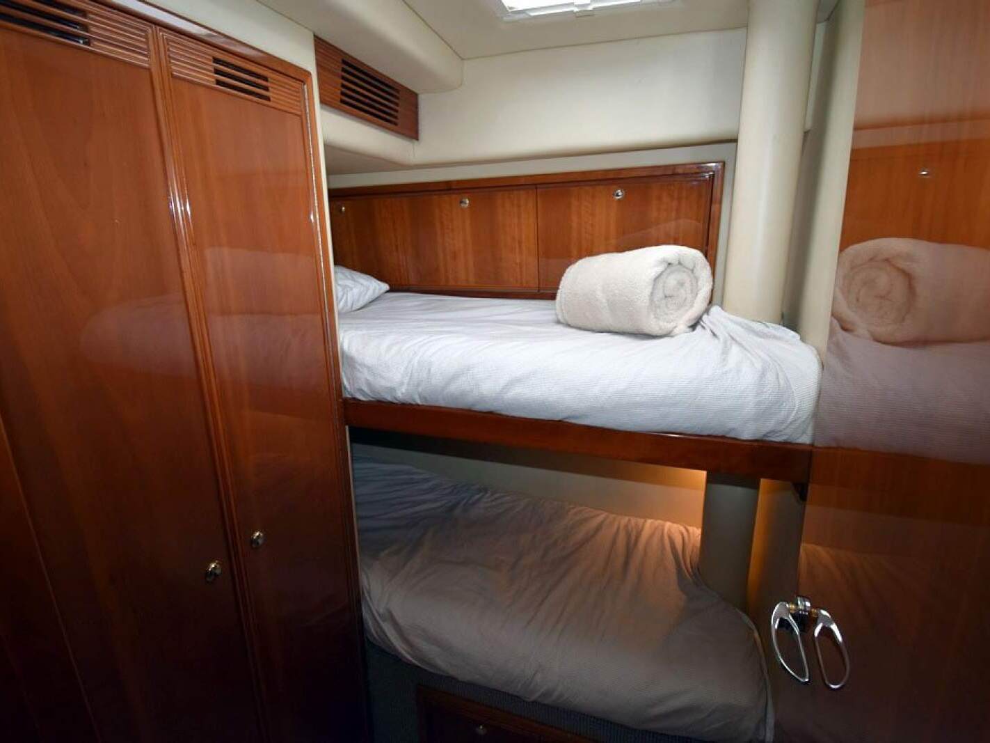 Riviera 47 Enclosed Flybridge 0 14