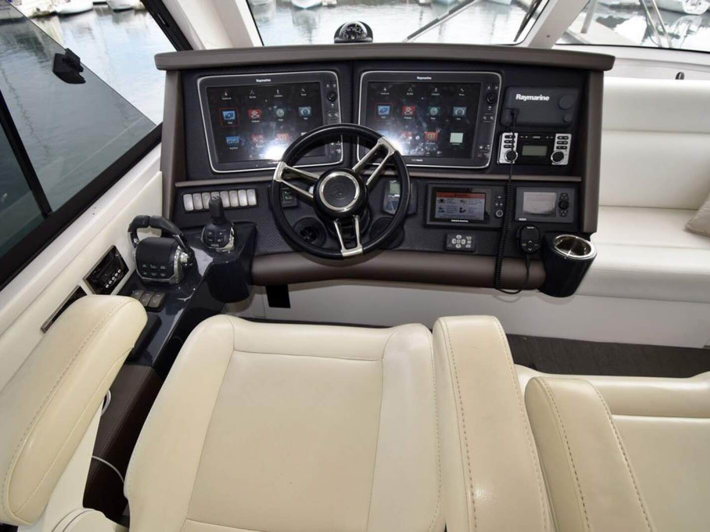 Riviera 50 Enclosed Flybridge 2015 32