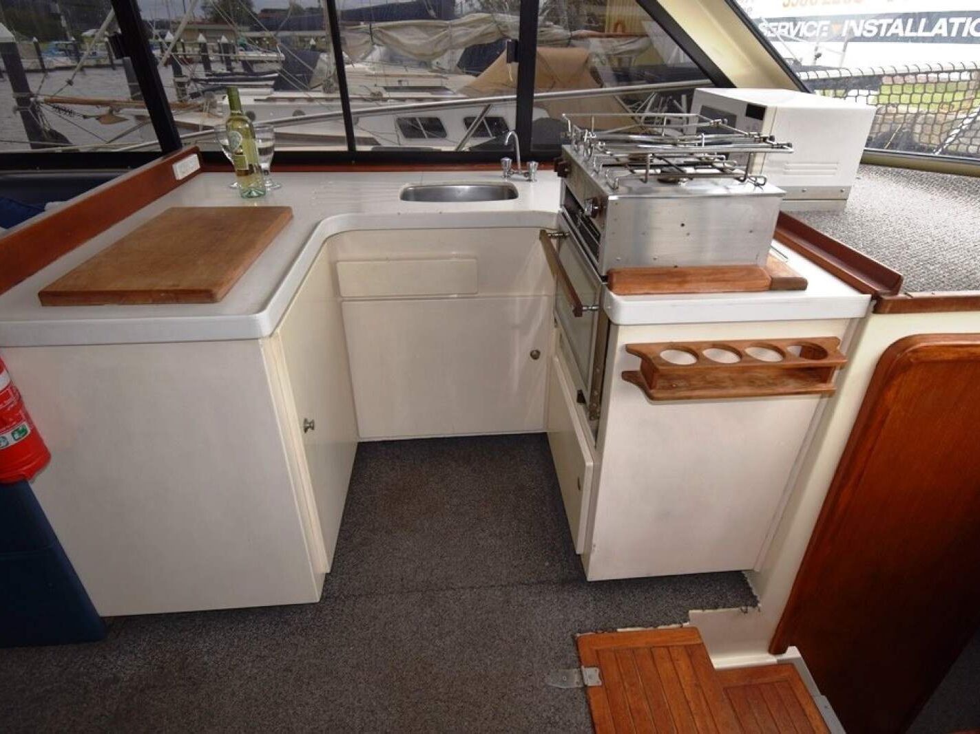 Mustang 3800 Flybridge Cruiser 1995 05