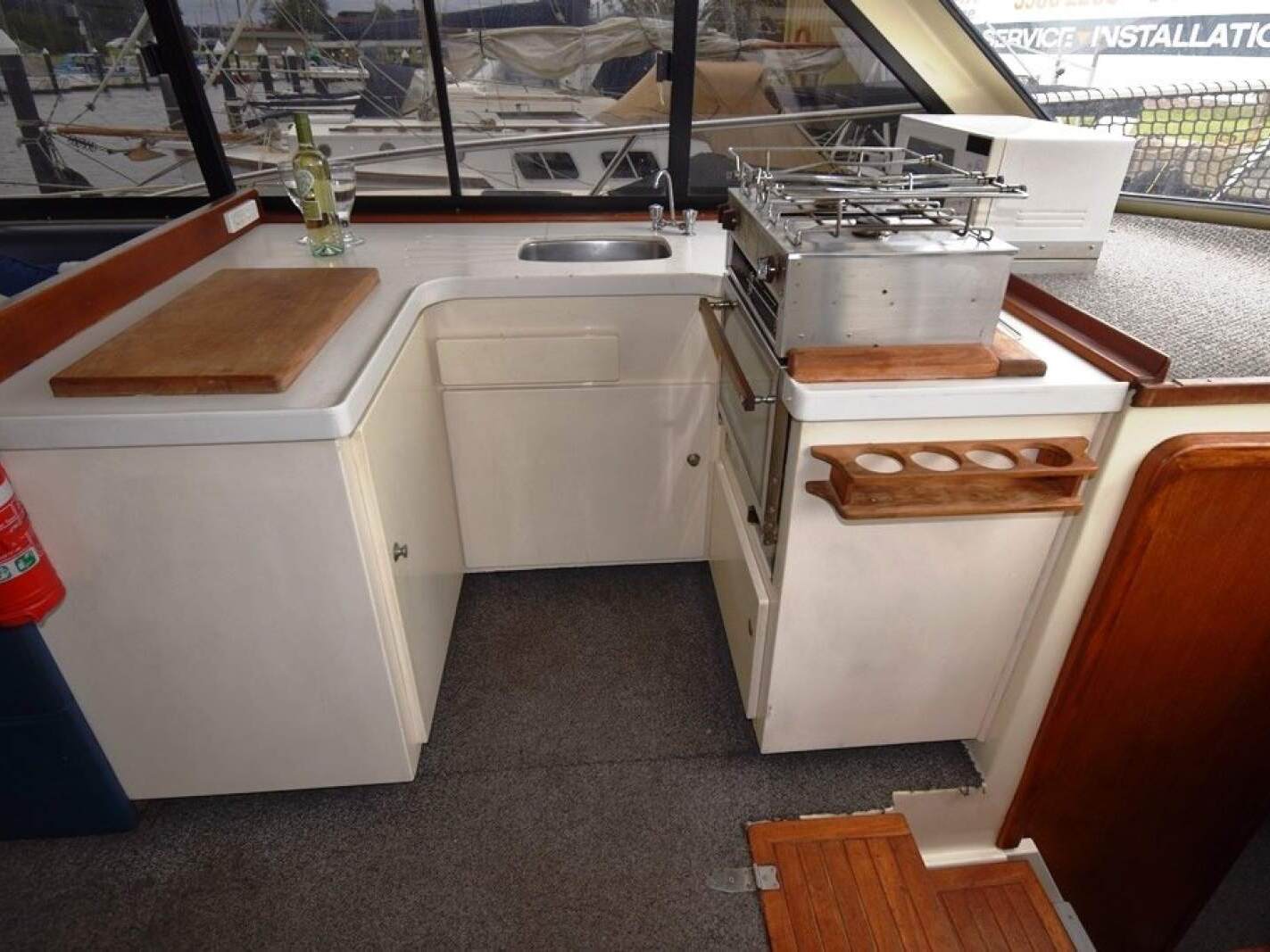 Mustang 3800 Flybridge Cruiser 1995 05