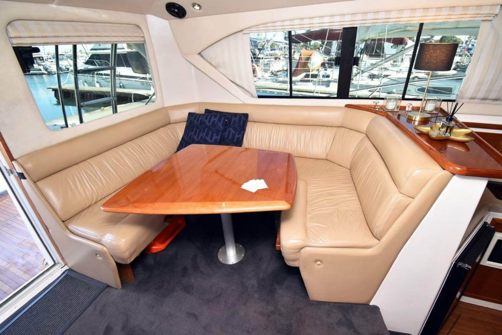 Riviera 3350 Flybridge 0 05