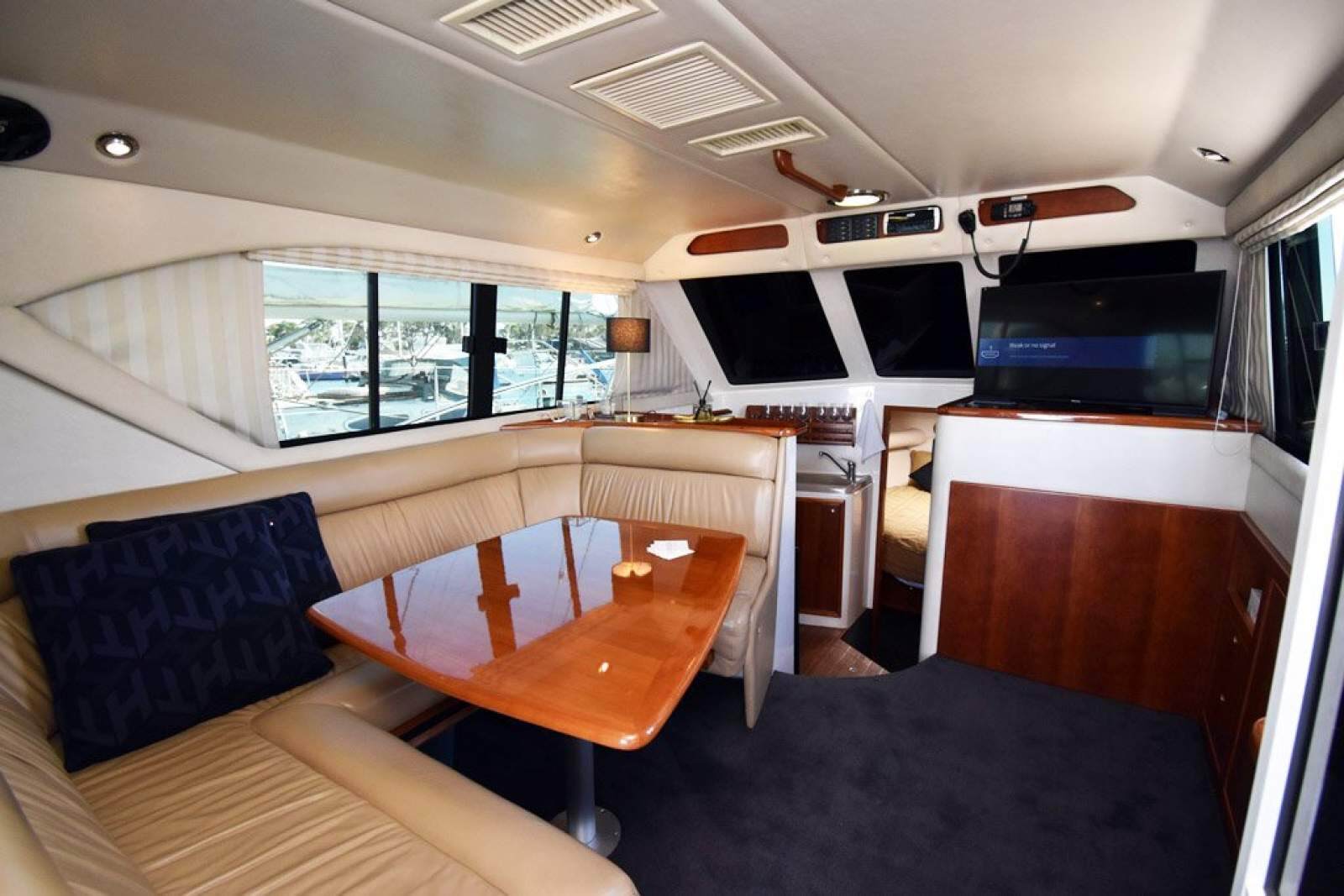 Riviera 3350 Flybridge 0 04