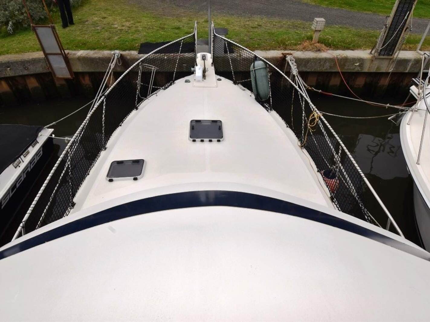 Mustang 3800 Flybridge Cruiser 1995 15