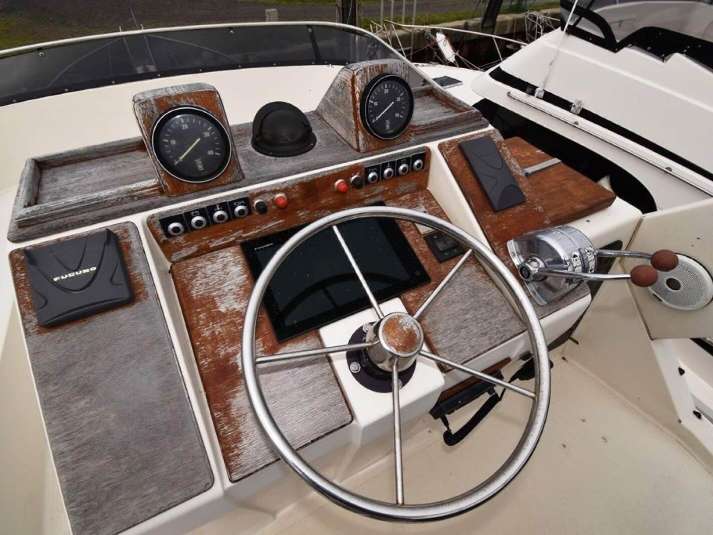 Mustang 3800 Flybridge Cruiser 1995 12