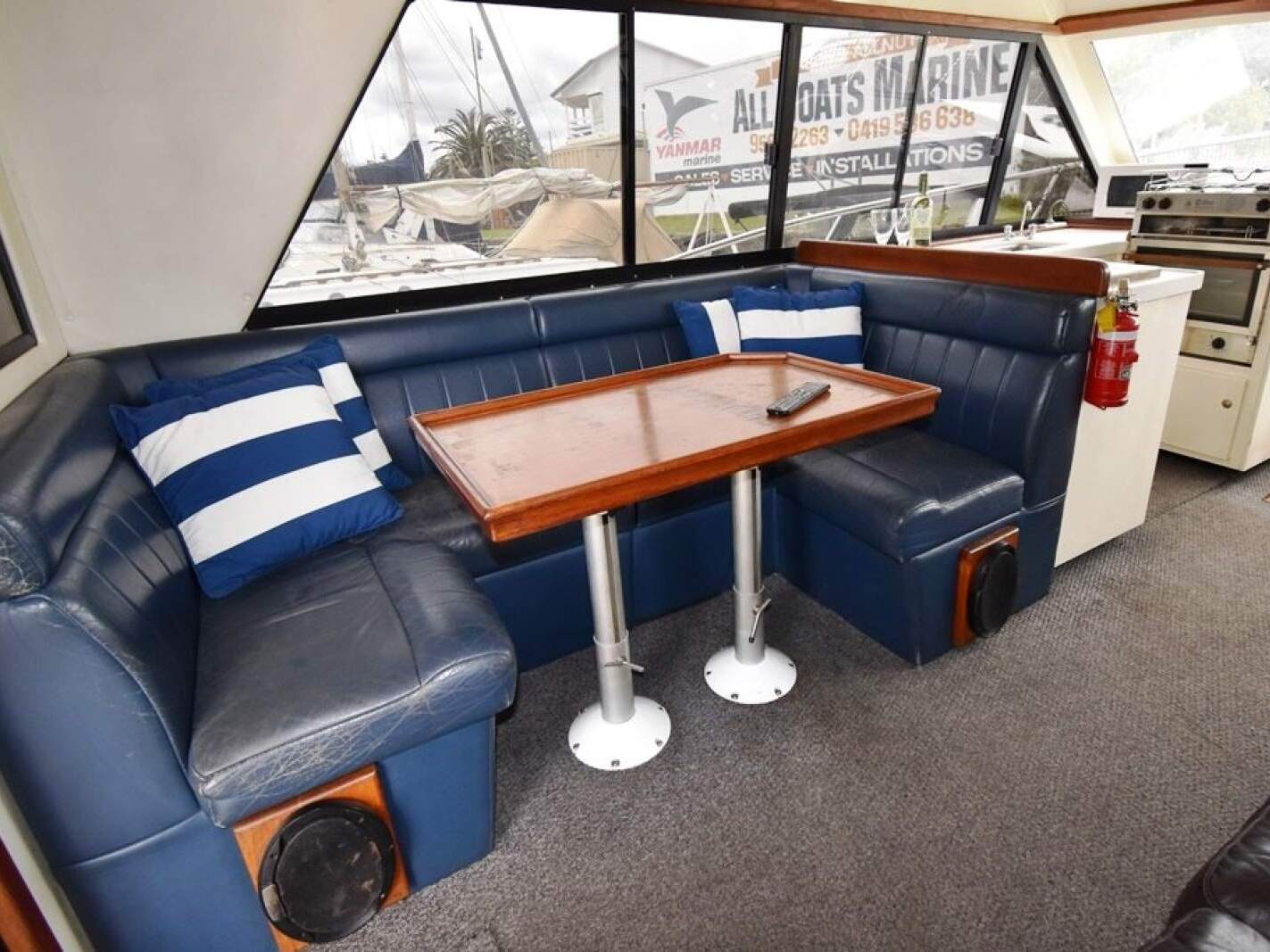 Mustang 3800 Flybridge Cruiser 1995 02