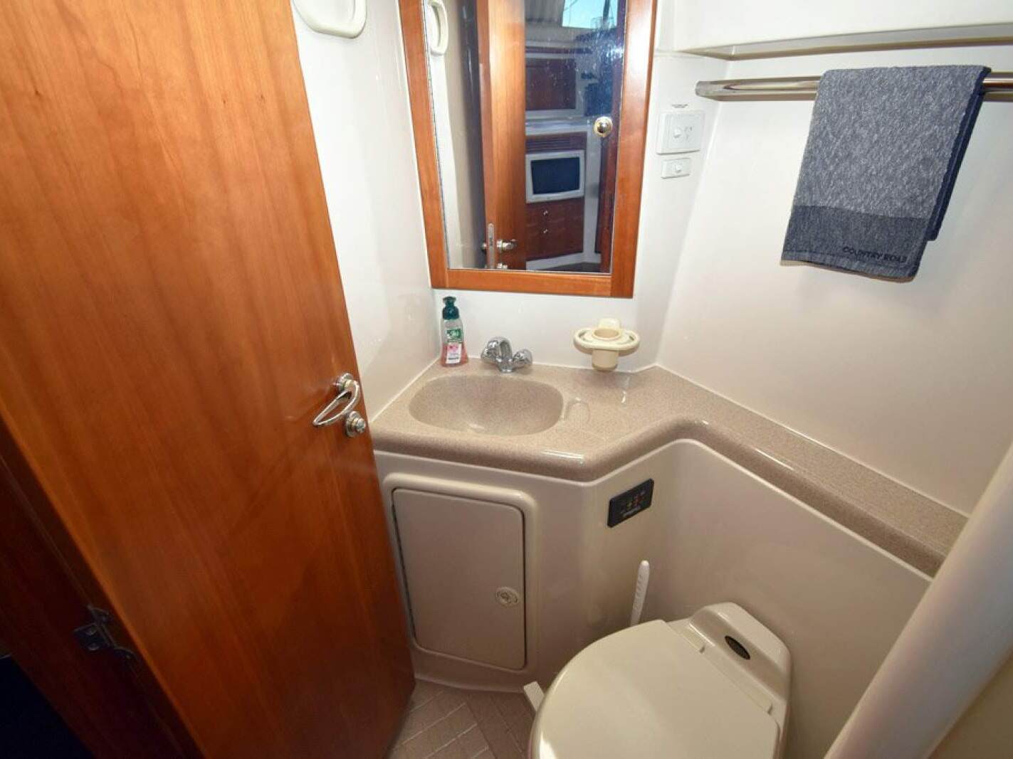 Riviera 3350 Flybridge 0 15